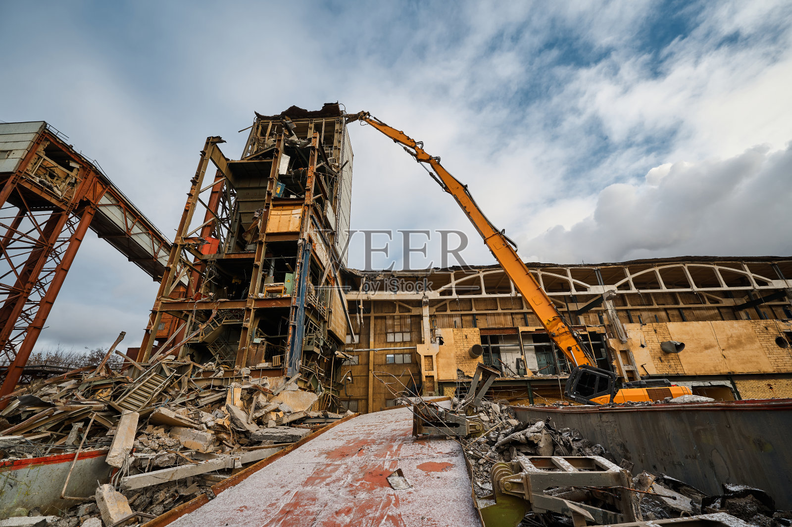 工厂附近有大型机械手的破坏者挖掘机照片摄影图片