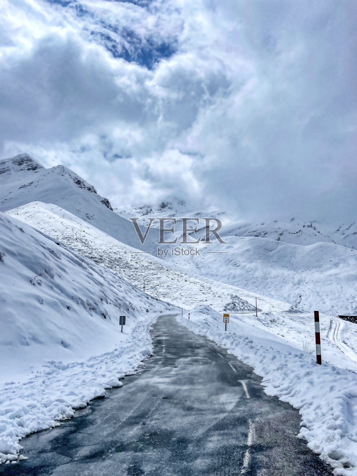 在一个蓝色的日子里，下雪的路照片摄影图片