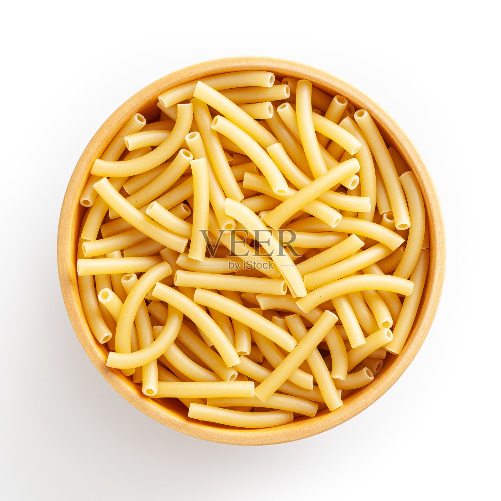 未煮熟的通心粉在木碗孤立的白色背景与修剪路径照片摄影图片