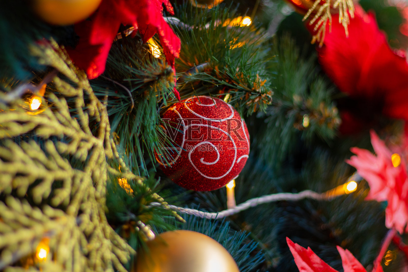 街道上的圣诞树作为背景特写照片摄影图片