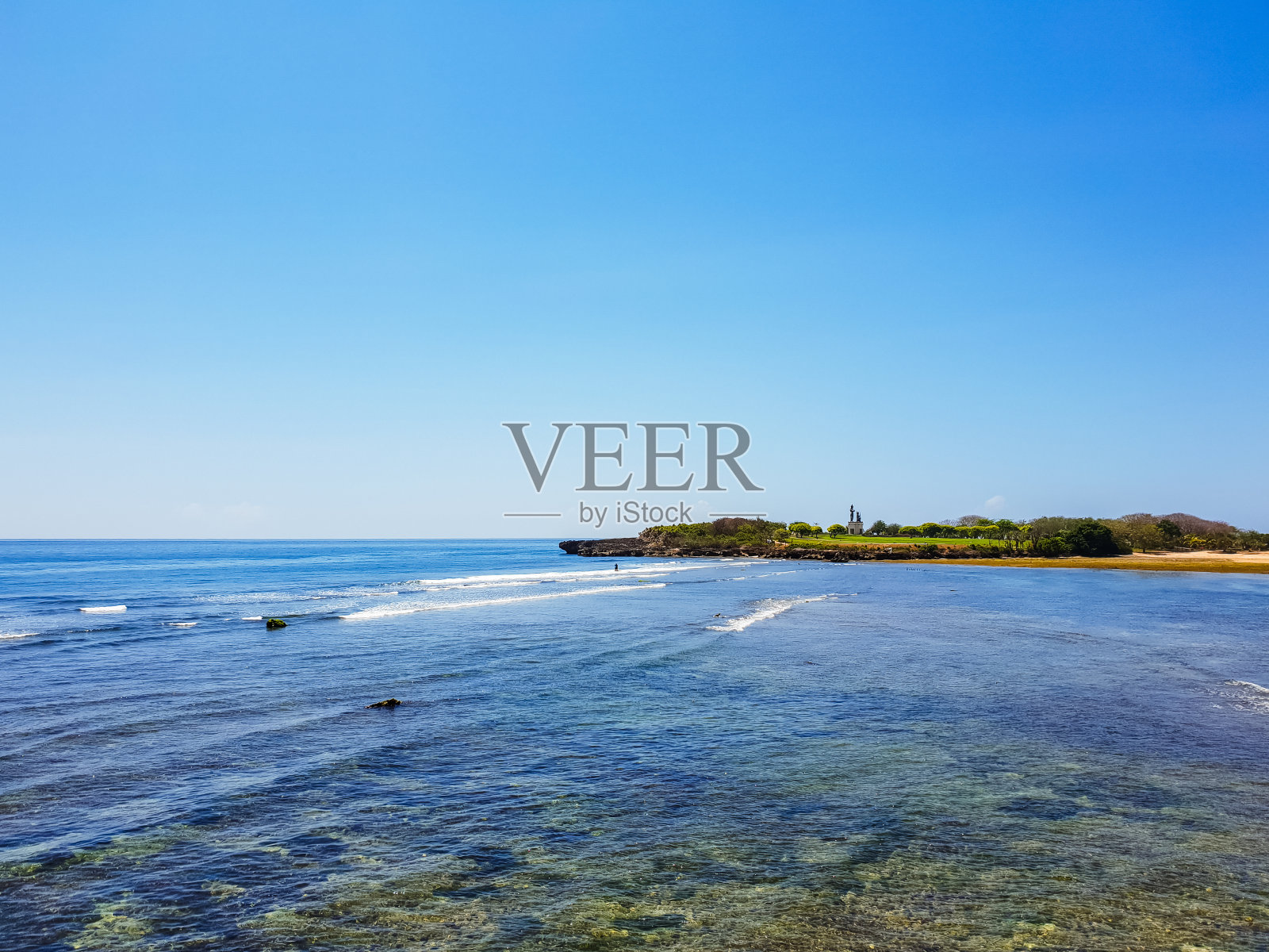 干净的海水和多岩石的海滩照片摄影图片