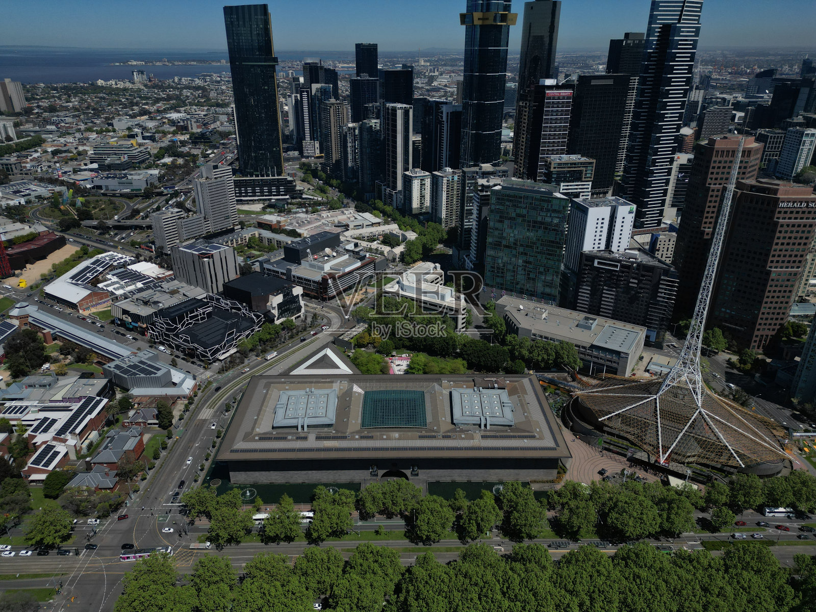 鸟瞰墨尔本城市天际线、高层公寓和办公室照片摄影图片