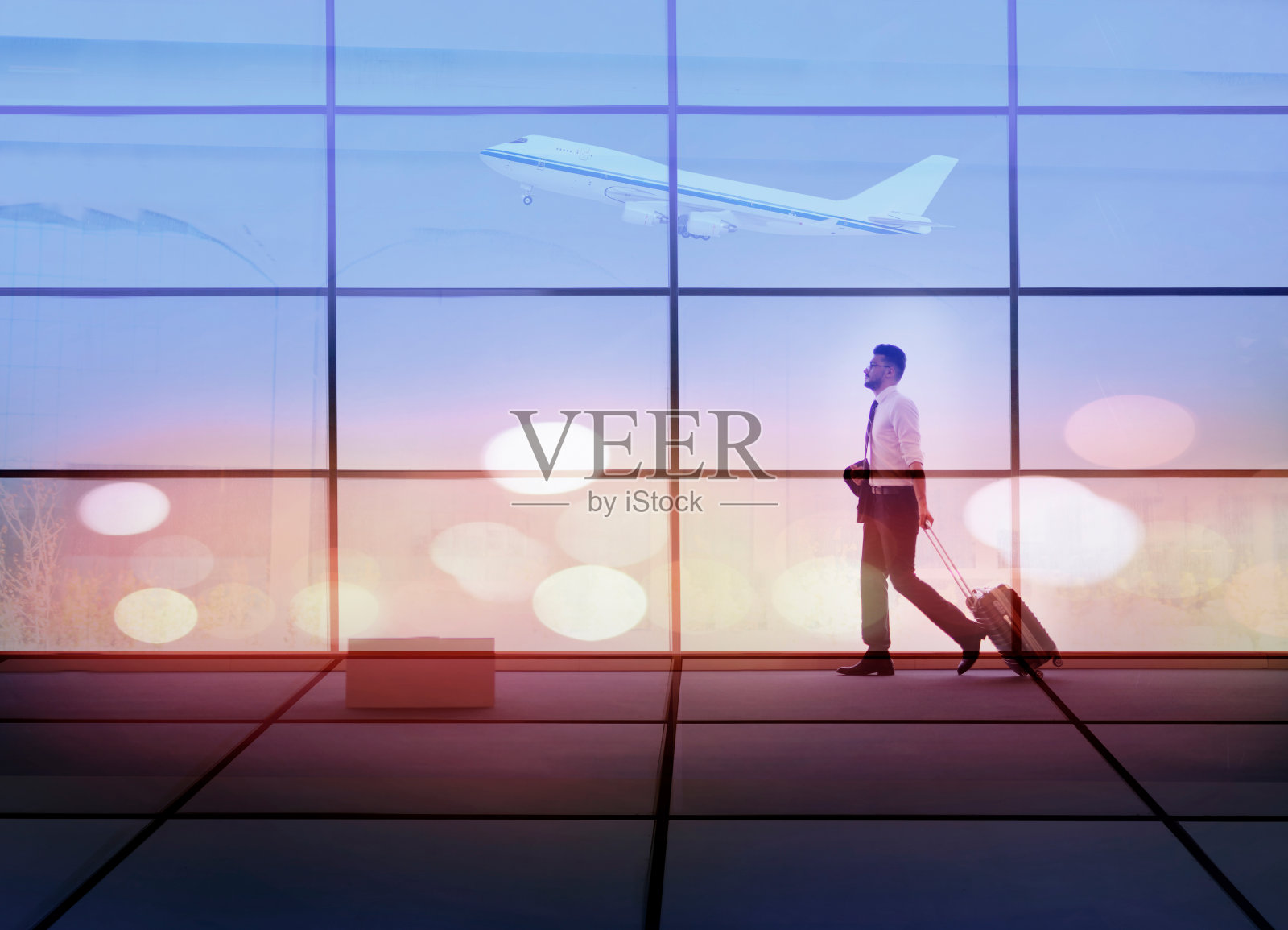 商人正在机场散步照片摄影图片