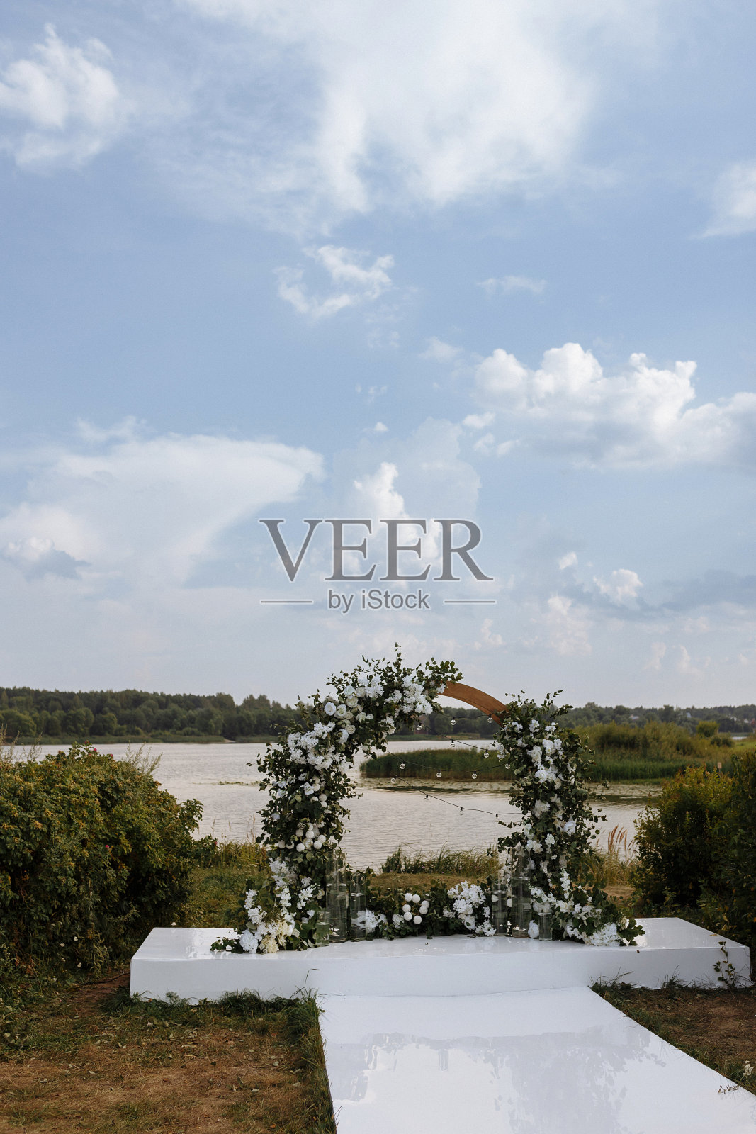 河岸边的婚礼拱门和蓝天照片摄影图片