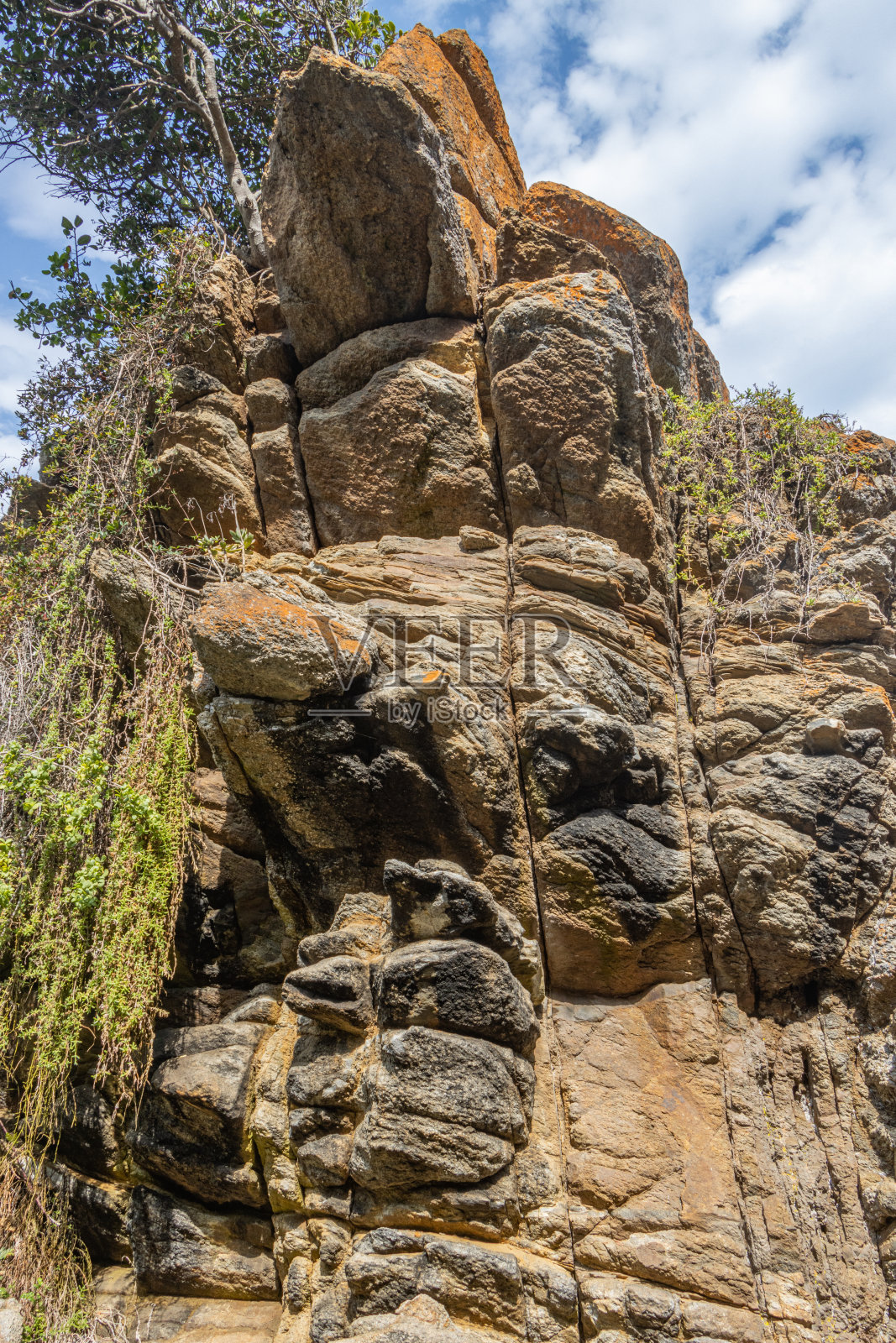 位于西开普省维多利亚湾的高大岩层照片摄影图片