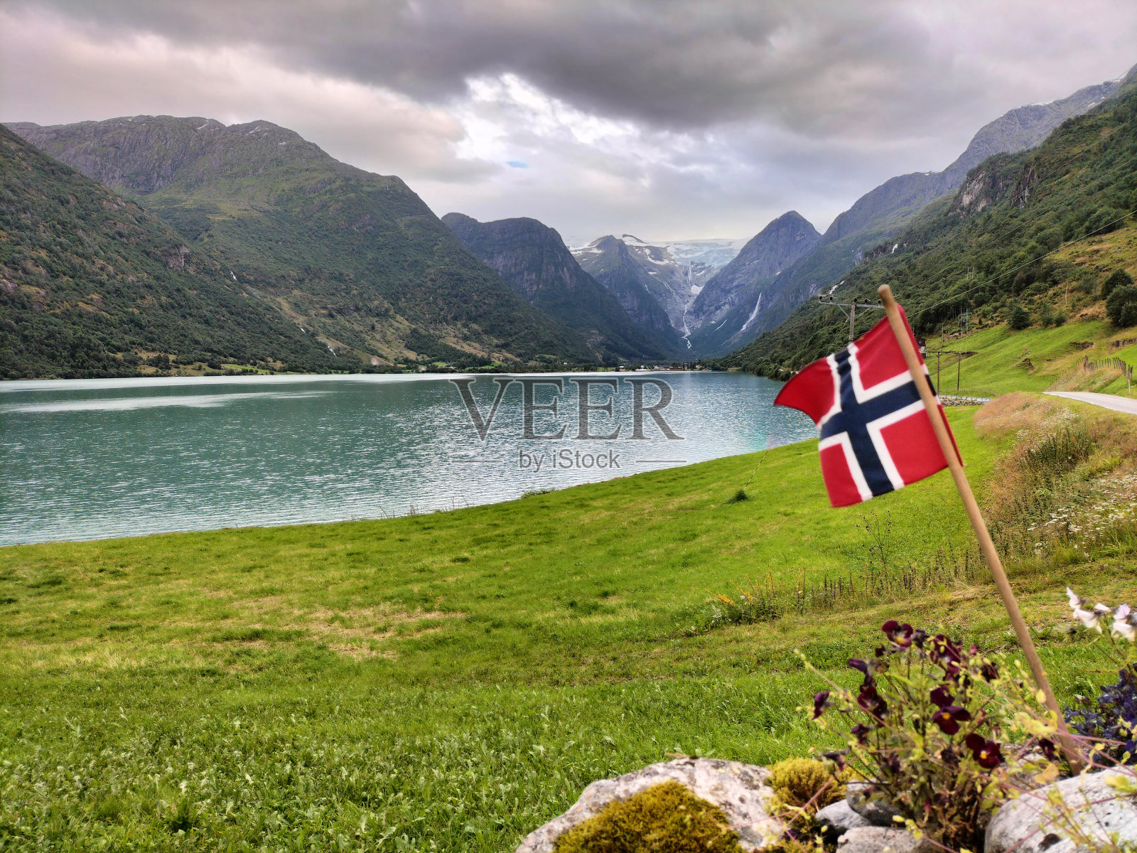 挪威的布里克斯达尔冰川以及周围瀑布和山脉的景观照片摄影图片