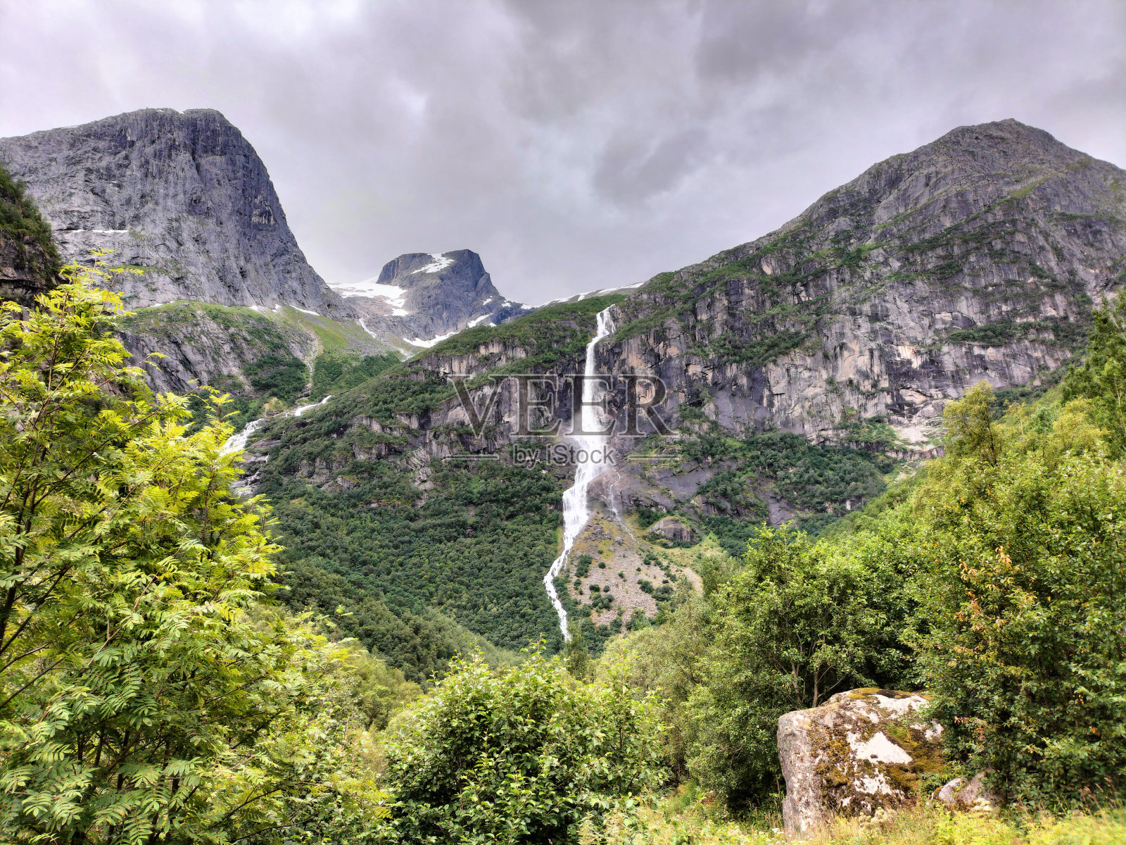 挪威的布里克斯达尔冰川以及周围瀑布和山脉的景观照片摄影图片