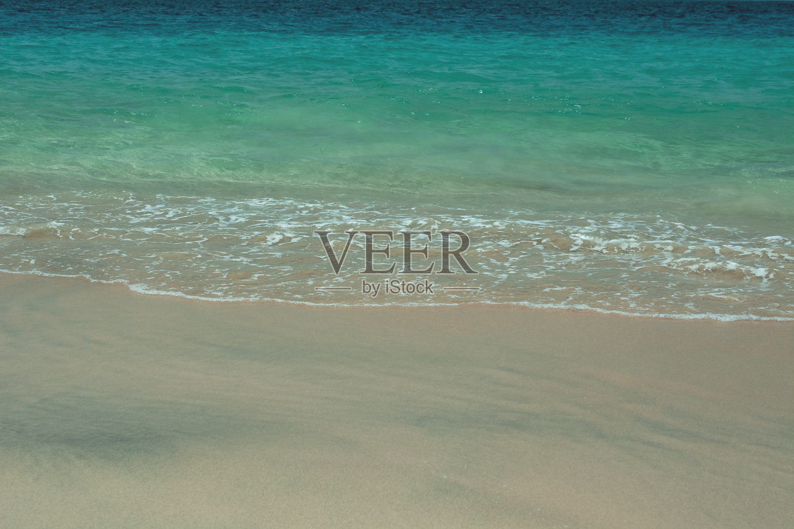 夏天的海滩，热带海洋上的海浪带着深蓝色的波浪。照片摄影图片