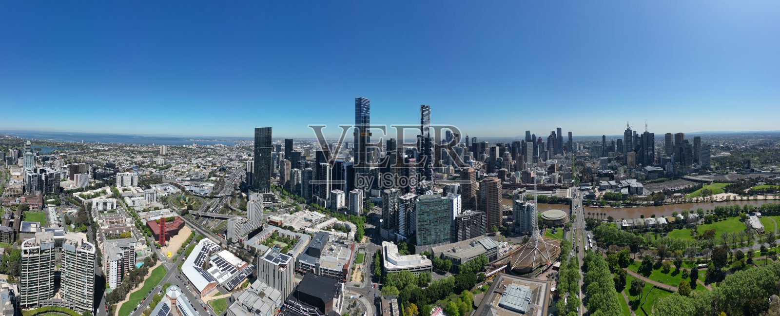 鸟瞰墨尔本城市天际线、高层公寓和办公室照片摄影图片