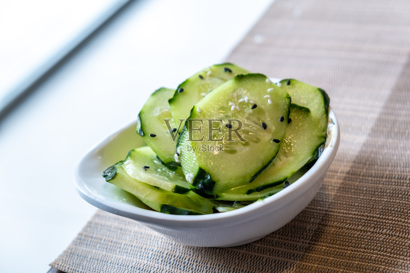 黄瓜配芝麻和照烧，典型的亚洲食物。照片摄影图片