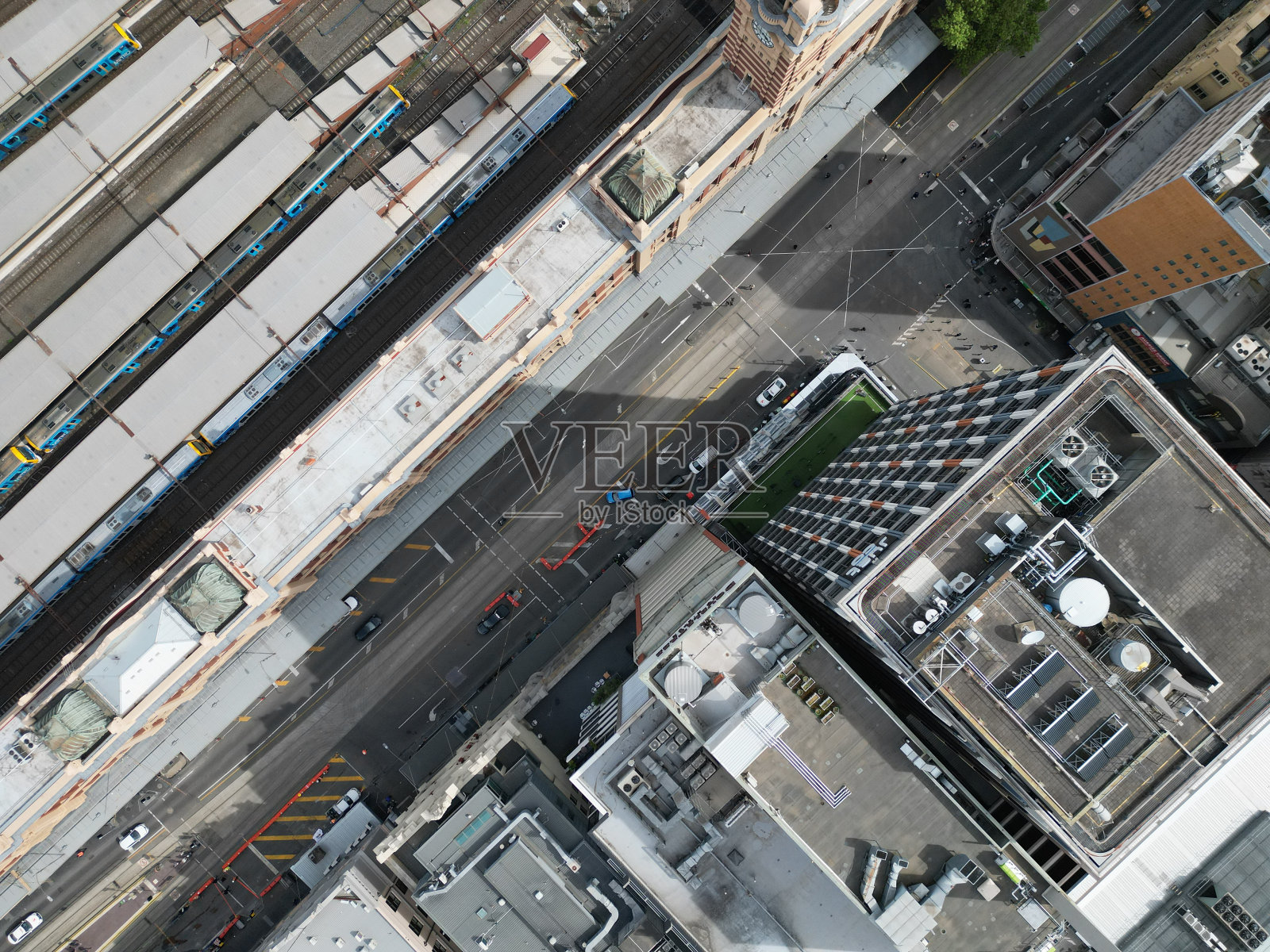 鸟瞰墨尔本城市天际线、高层公寓和办公室照片摄影图片