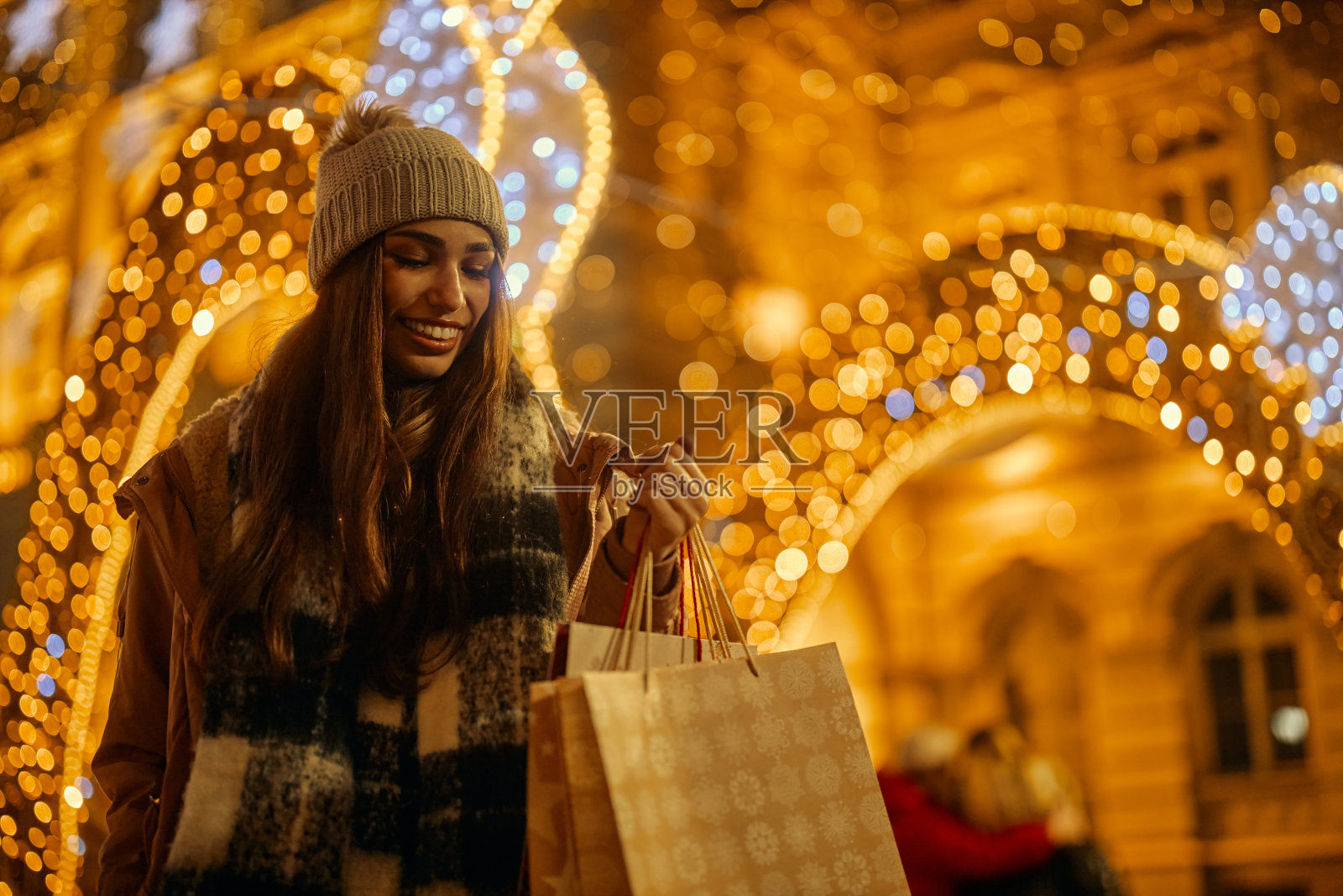 为圣诞节购物的年轻女子照片摄影图片
