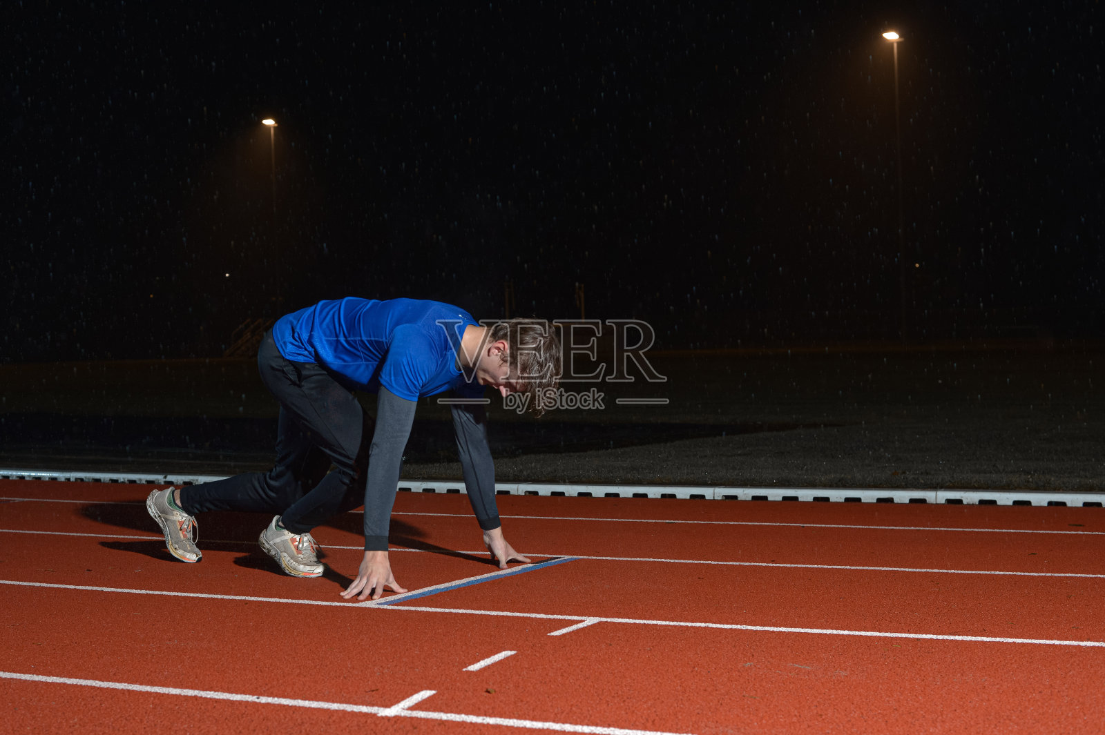 运动员在雨中训练田径跑步照片摄影图片