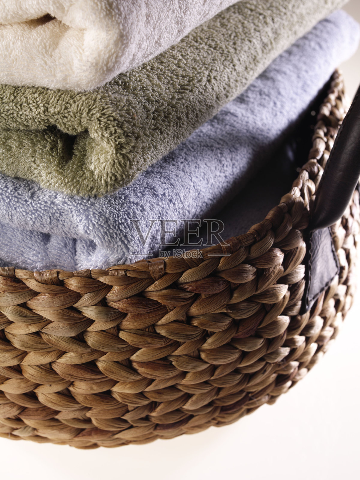 毛巾放在自然篮子里，近距离观看照片摄影图片