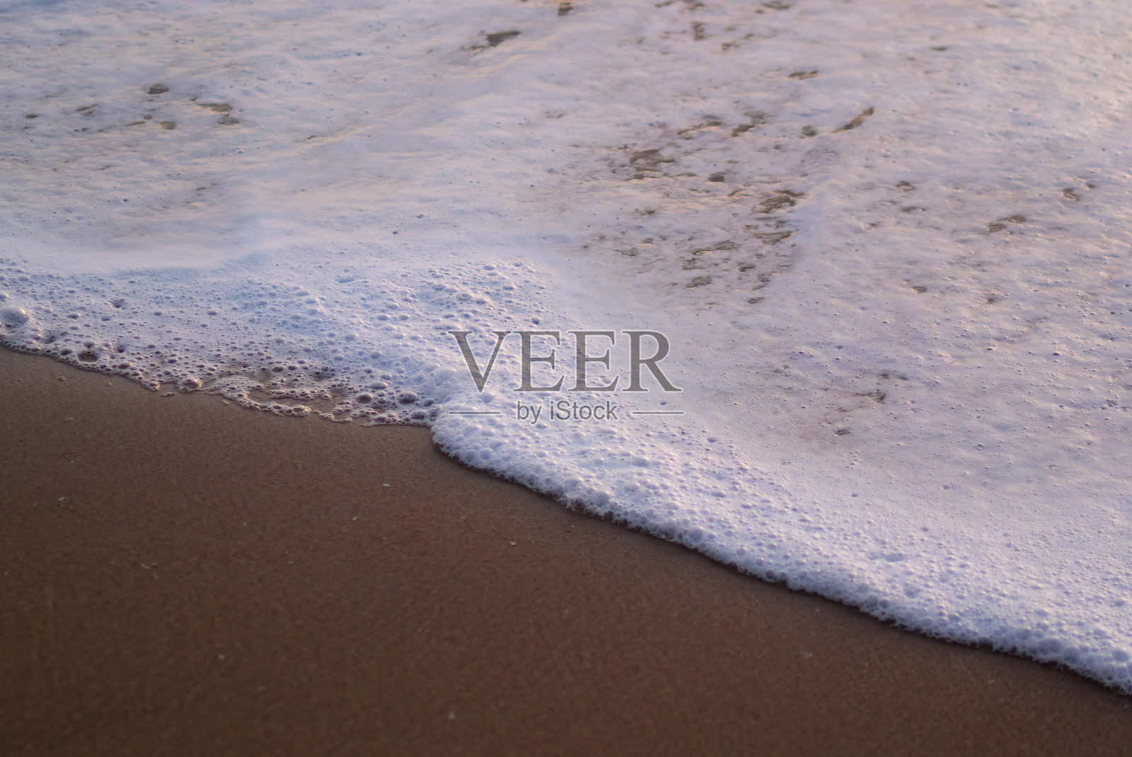 海浪触碰沙滩的场景照片摄影图片