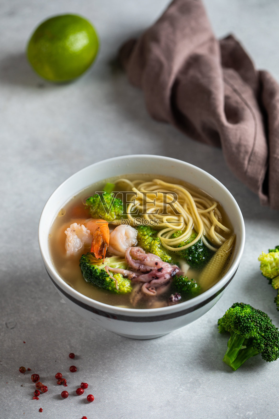 西兰花和豌豆豆类配酸辣汤，健康饮食配豆类，干果，照片摄影图片