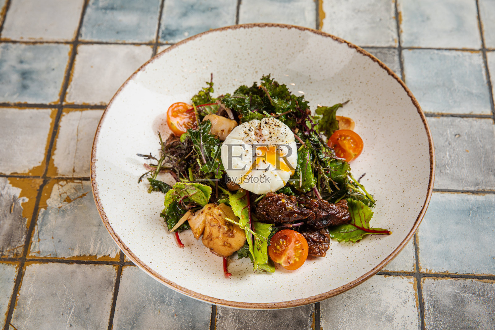 蓝贻贝配新鲜贻贝在锅里，新鲜贻贝配香草在碗里加柠檬照片摄影图片