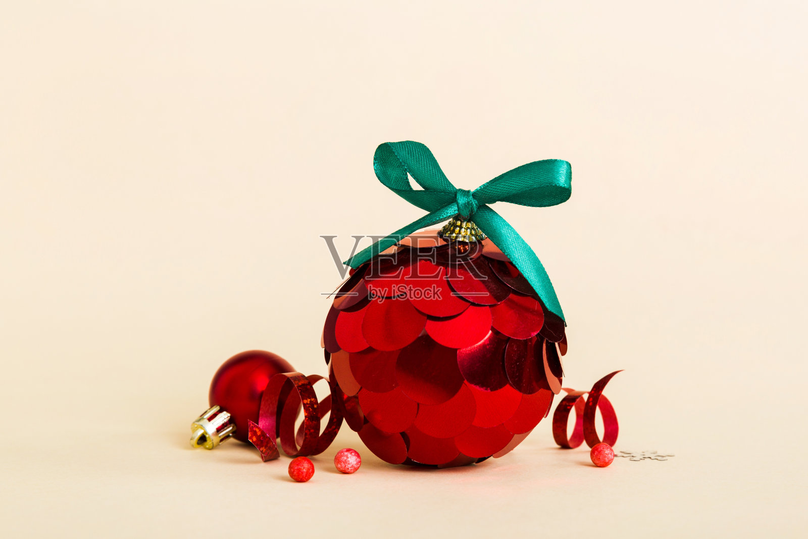 彩色背景的圣诞球。装饰彩带蝴蝶结与复制空间照片摄影图片