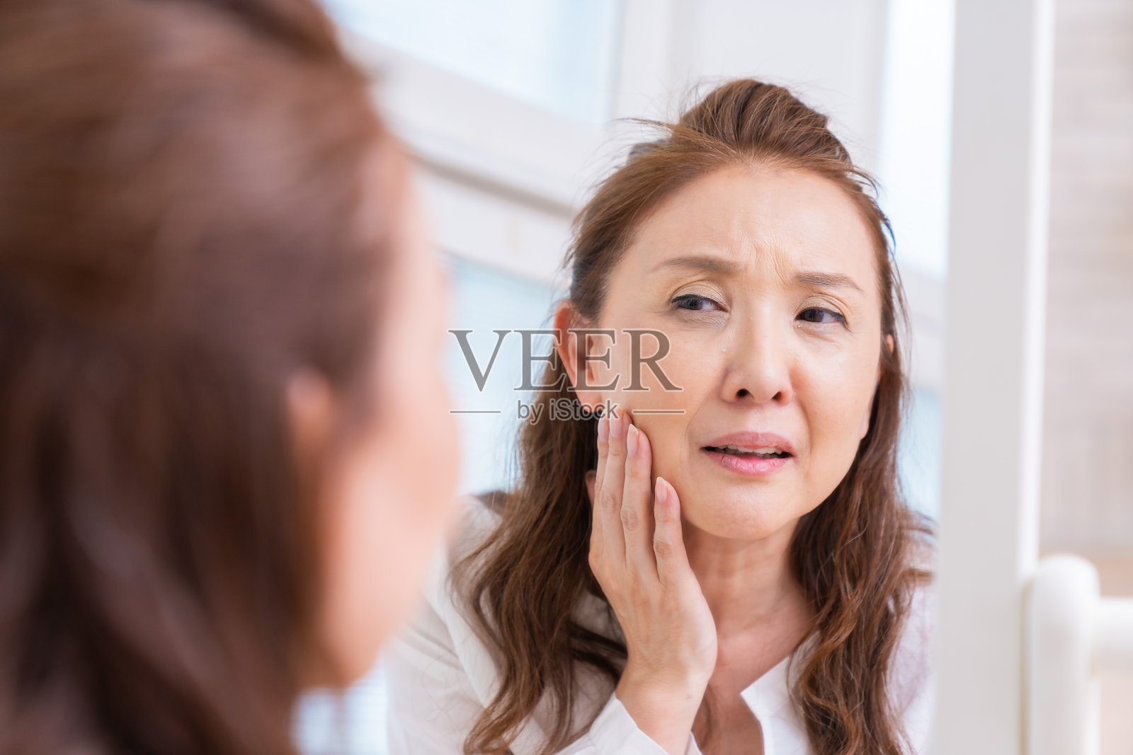 老年妇女要照镜子照片摄影图片