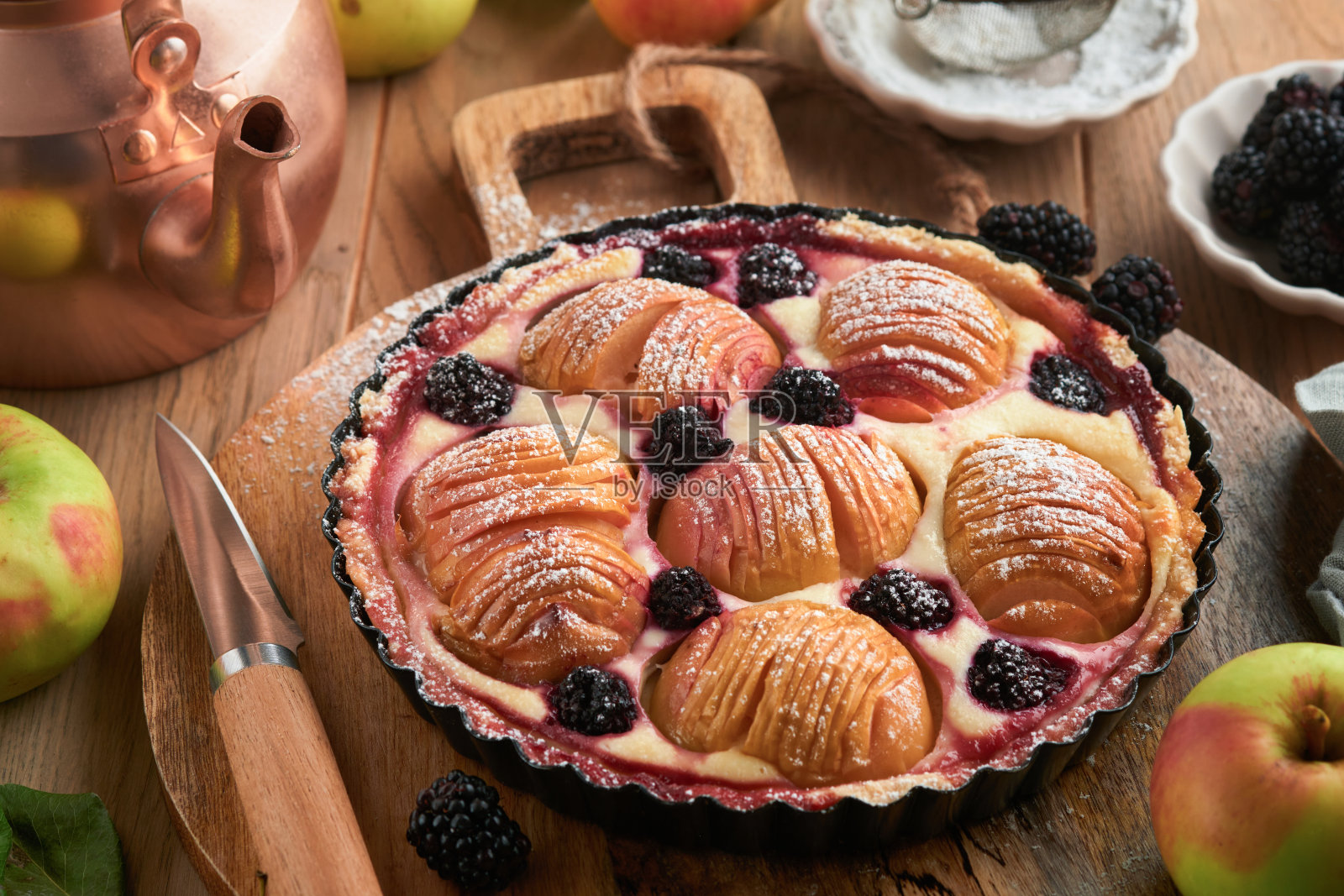 苹果派。苹果和黑莓蛋糕或派装饰糖粉旧木桌。秋冬晚餐的美味甜点。秋天点心甜点。软的焦点。照片摄影图片