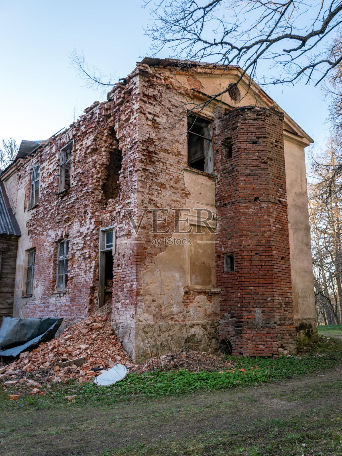 古老的奥格斯特罗庄园的景色，红砖半毁的一面，空空的窗户照片摄影图片