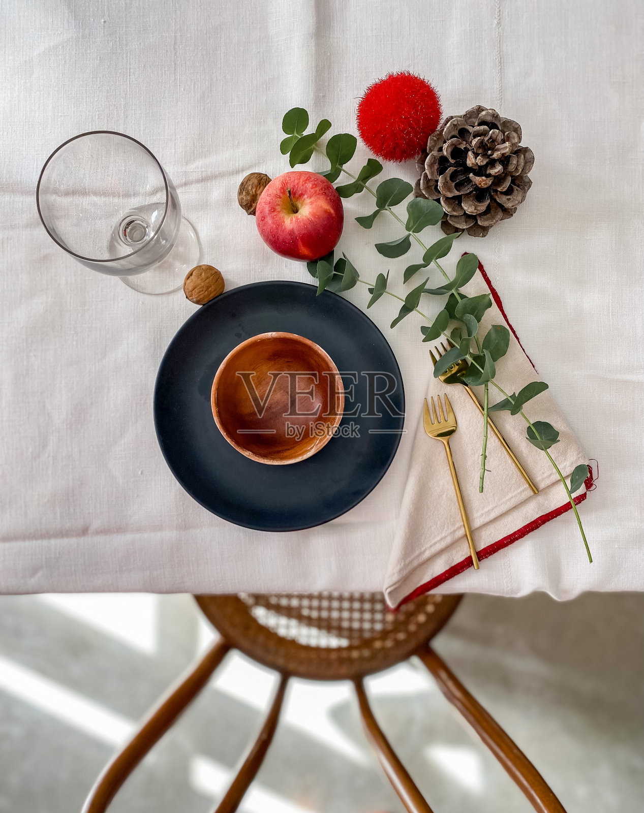 家庭风格的圣诞餐桌在家里照片摄影图片