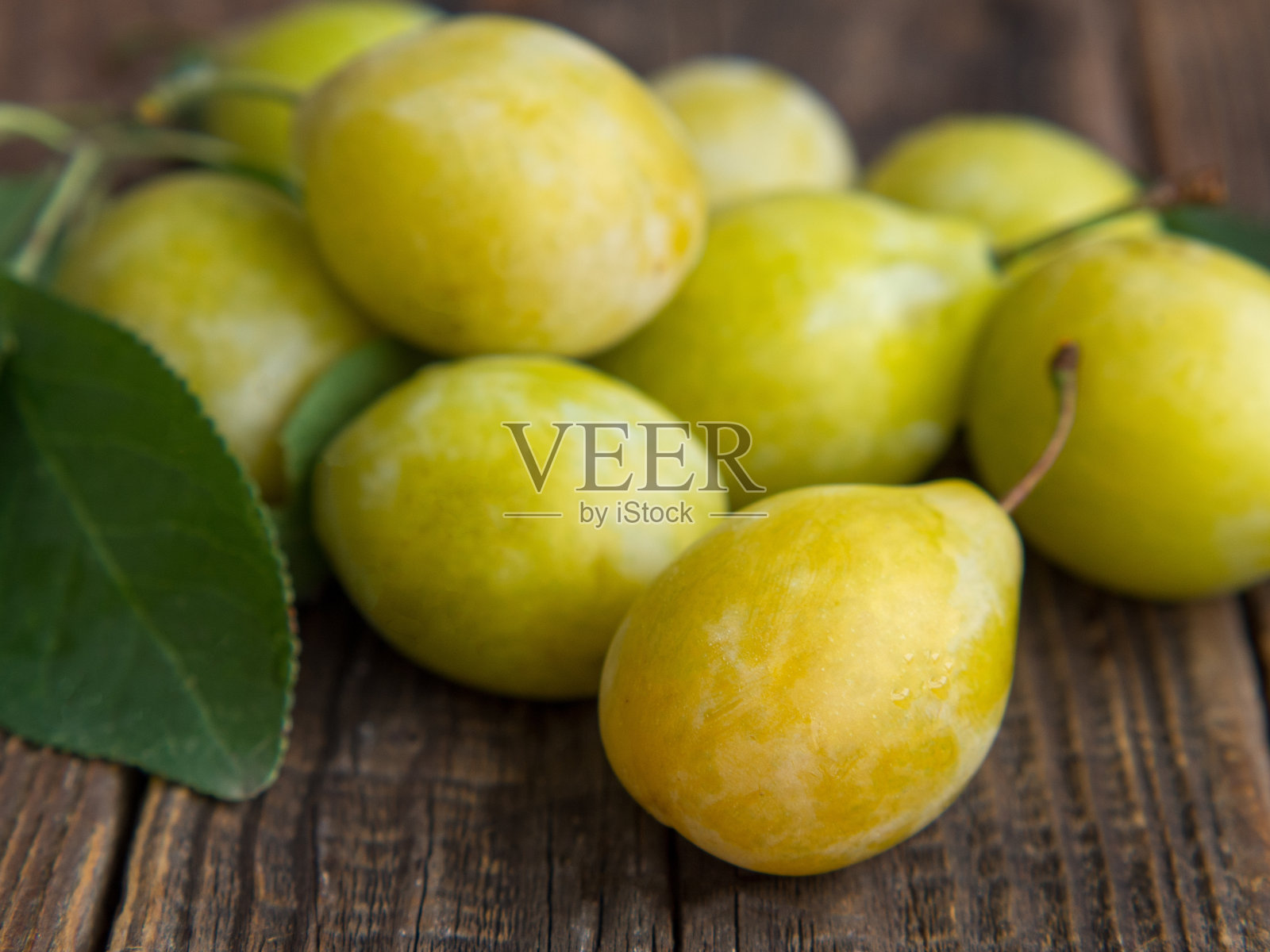 新鲜的黄梅特写，黄梅放在木桌上。乡村背景照片摄影图片