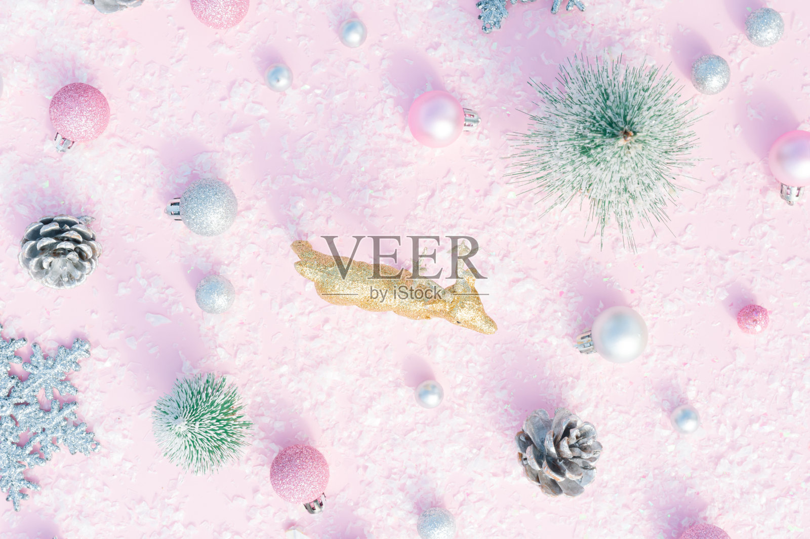 粉色背景上的圣诞装饰。照片摄影图片