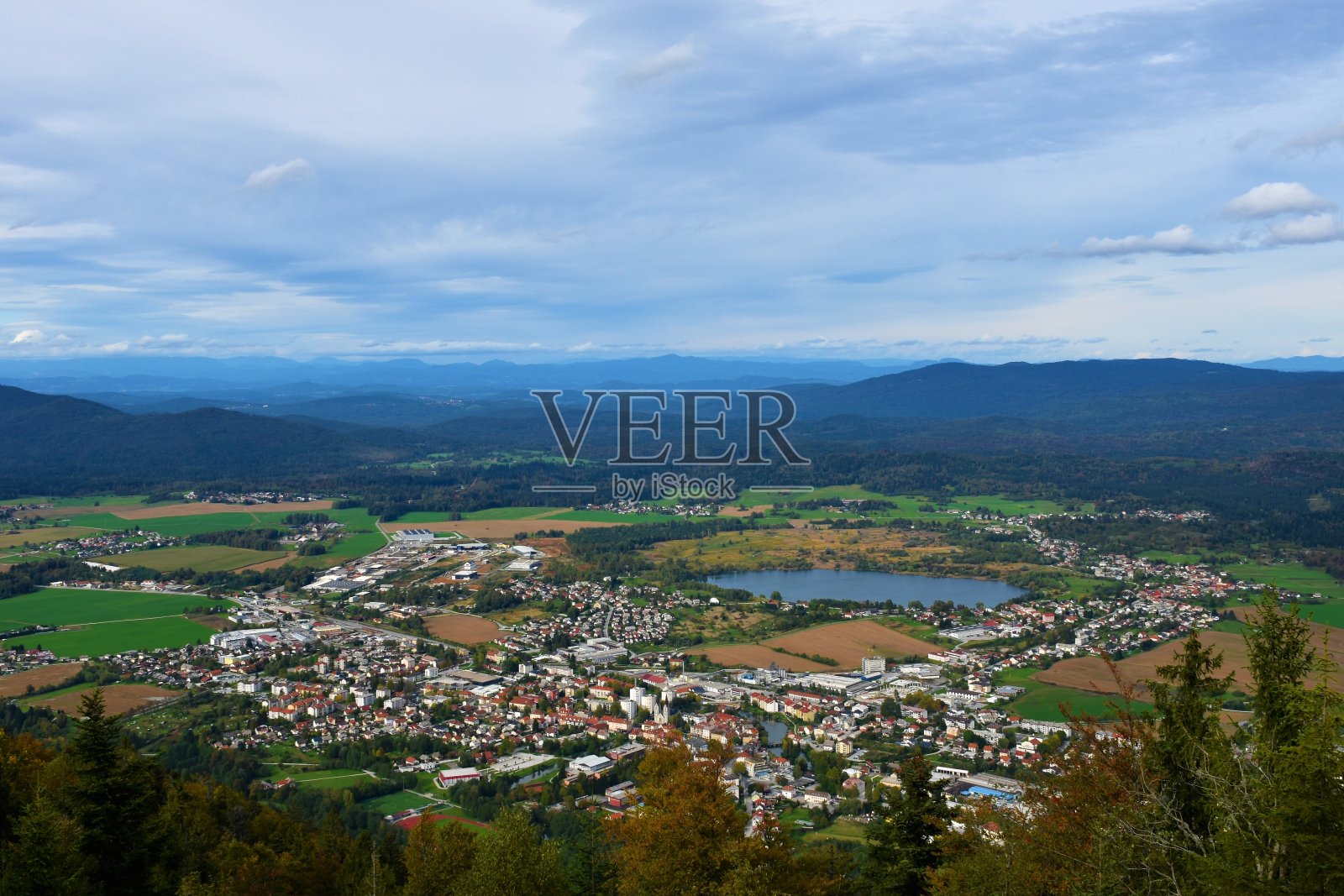 夏天的科切耶镇被田野和森林覆盖的山所包围照片摄影图片