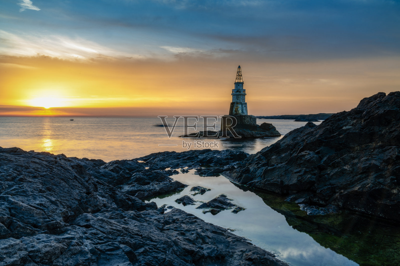 保加利亚黑海沿岸的阿托波尔灯塔，日出时前景是潮汐池照片摄影图片