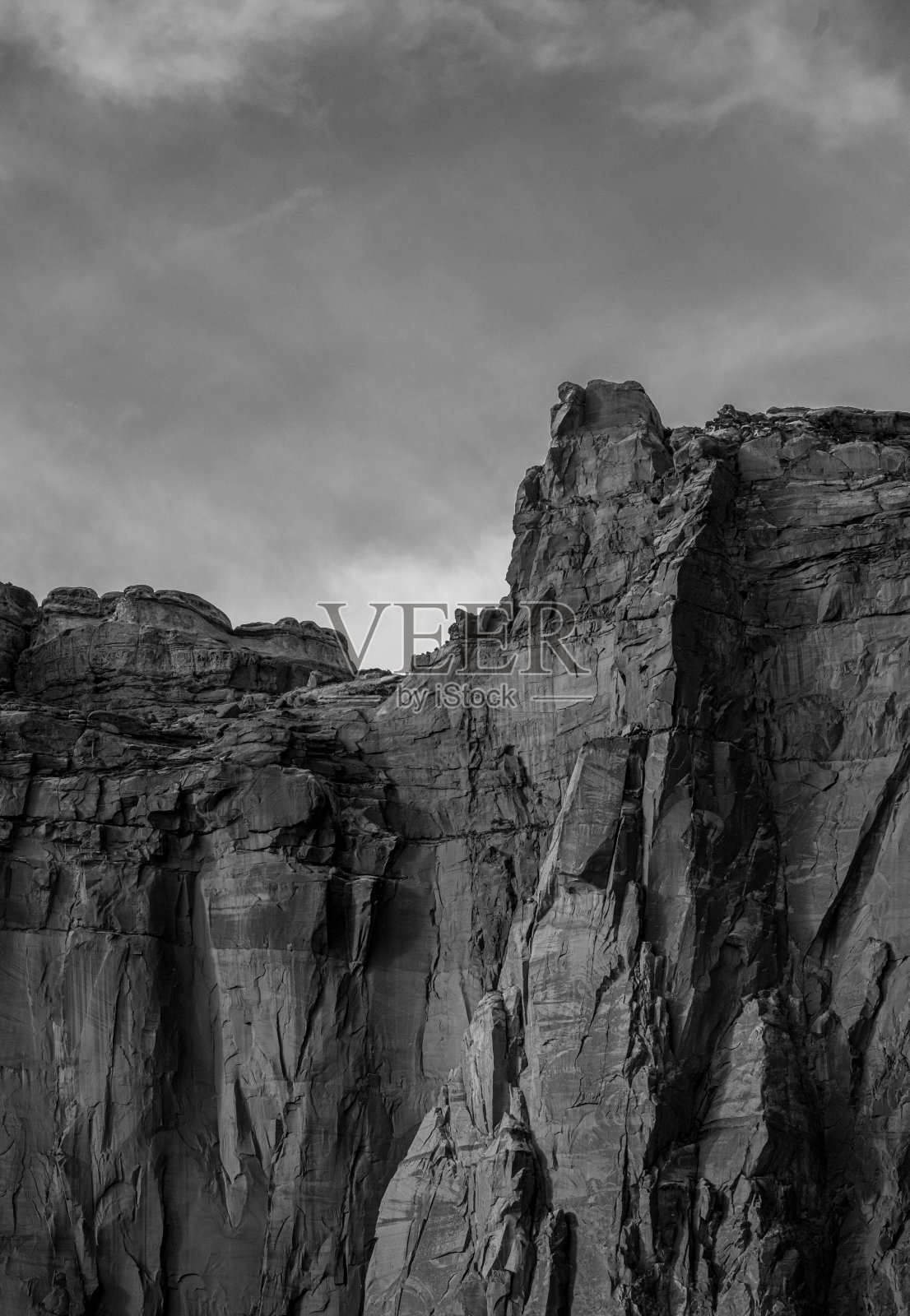 悬崖峭壁下的云缕黑白照片摄影图片