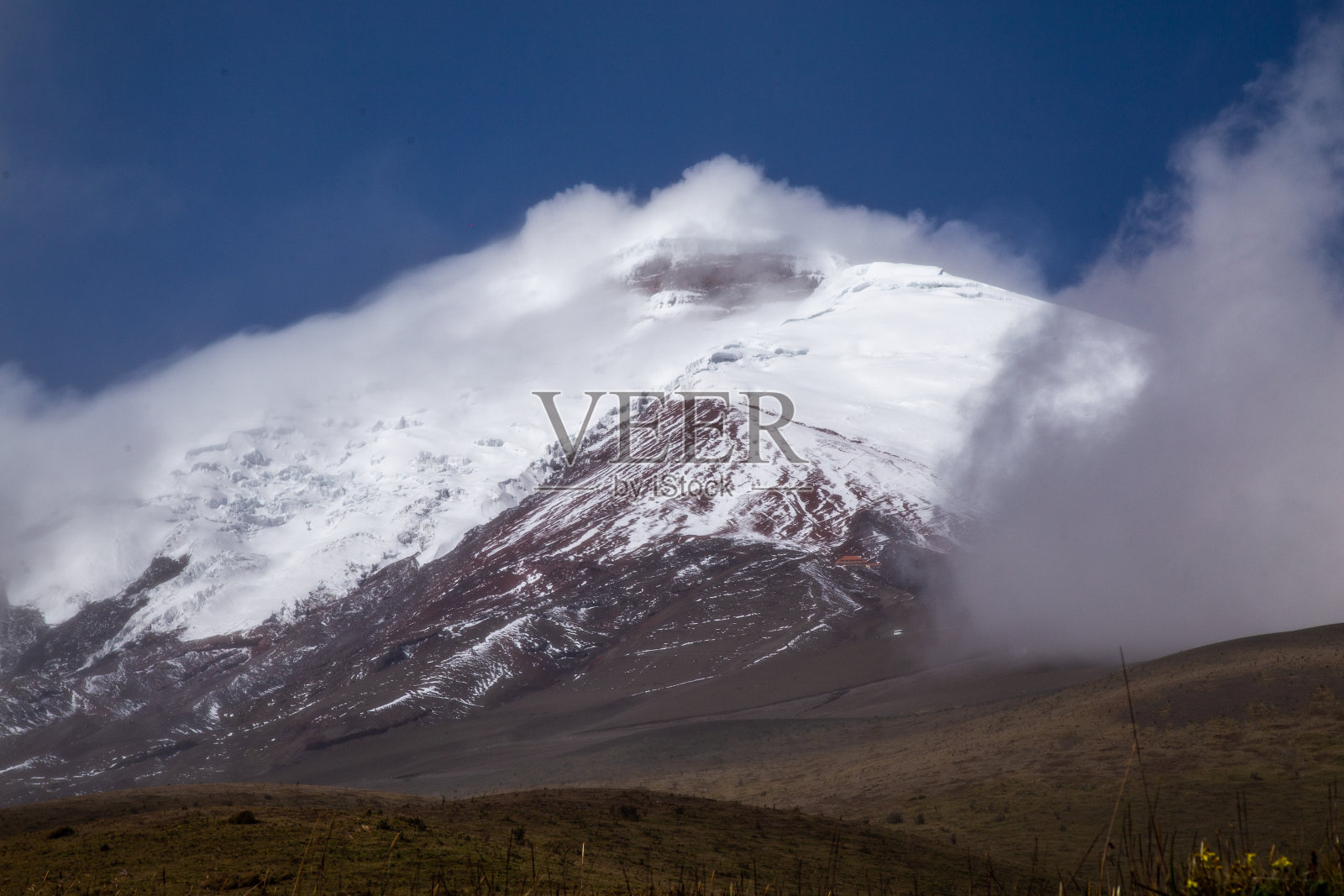 蓝色天空的科多帕希。照片摄影图片