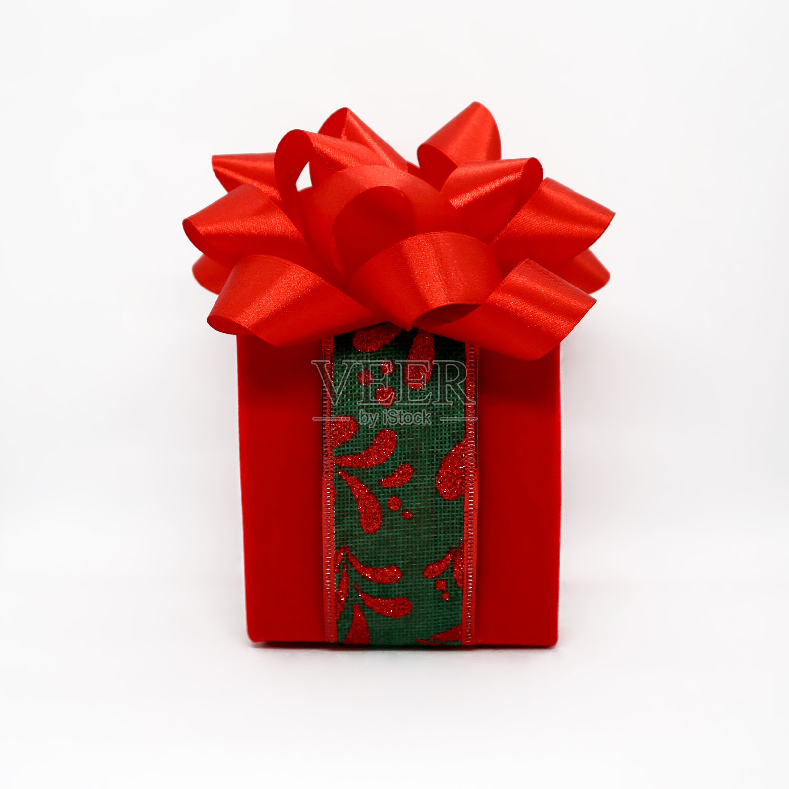 红色礼品盒配上鲜红色丝带。新年礼物。圣诞装饰。照片摄影图片