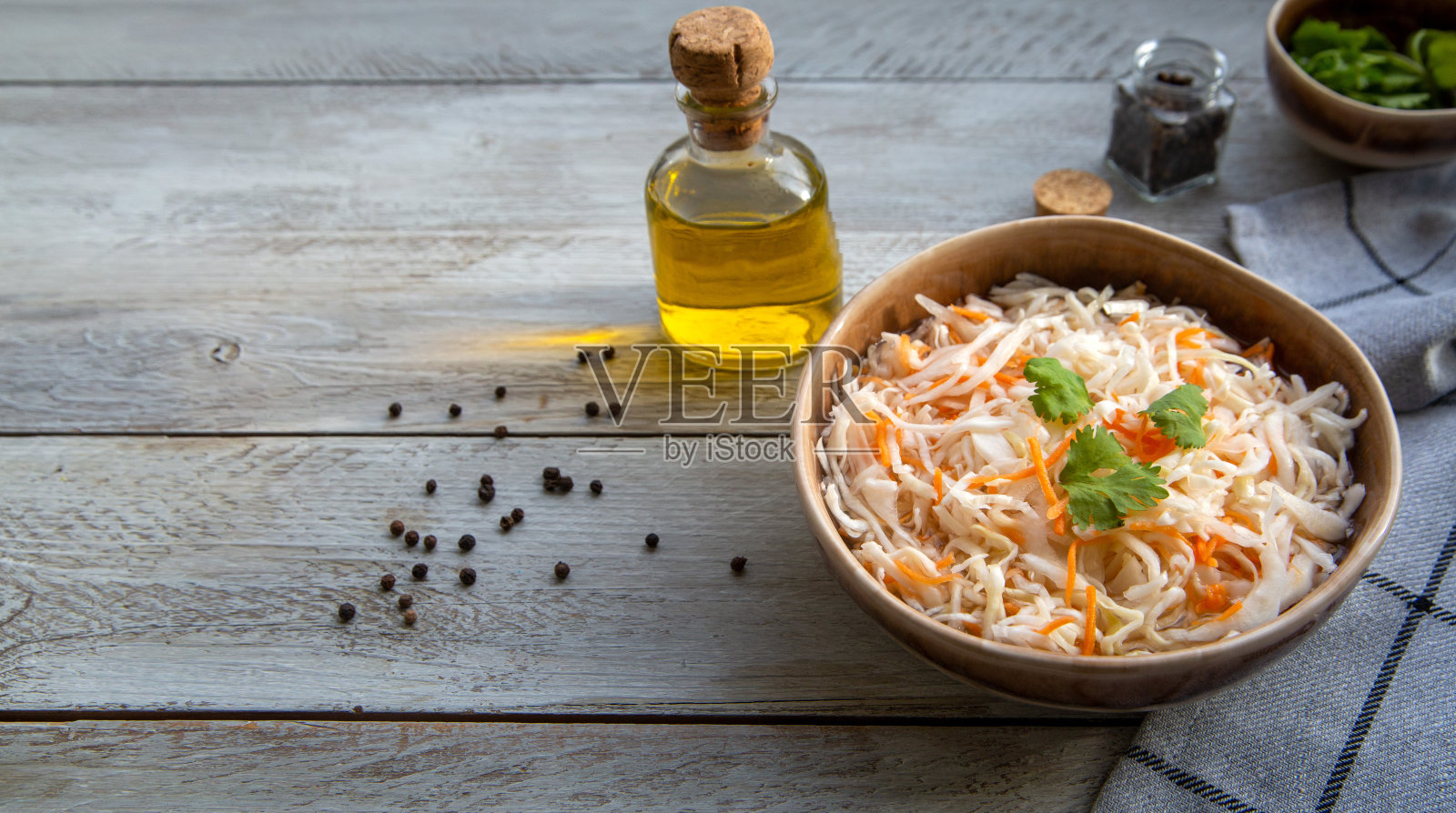 用陶瓷碗盛着酸菜，放在木桌上。发酵食品。素食,健康食品。照片摄影图片