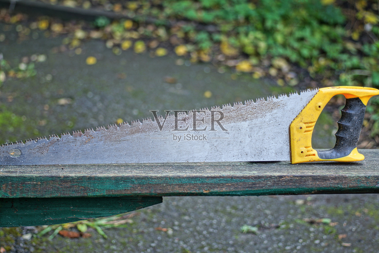 一把生锈的灰色旧金属钢锯照片摄影图片