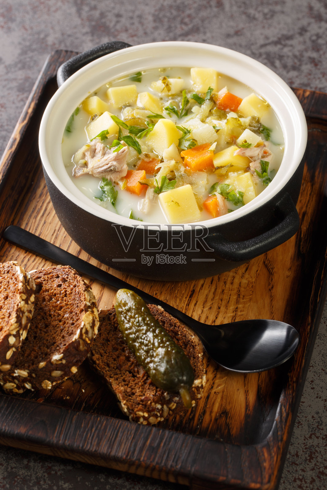 奶油泡菜汤Zupa Ogorkowa锅的特写。垂直照片摄影图片