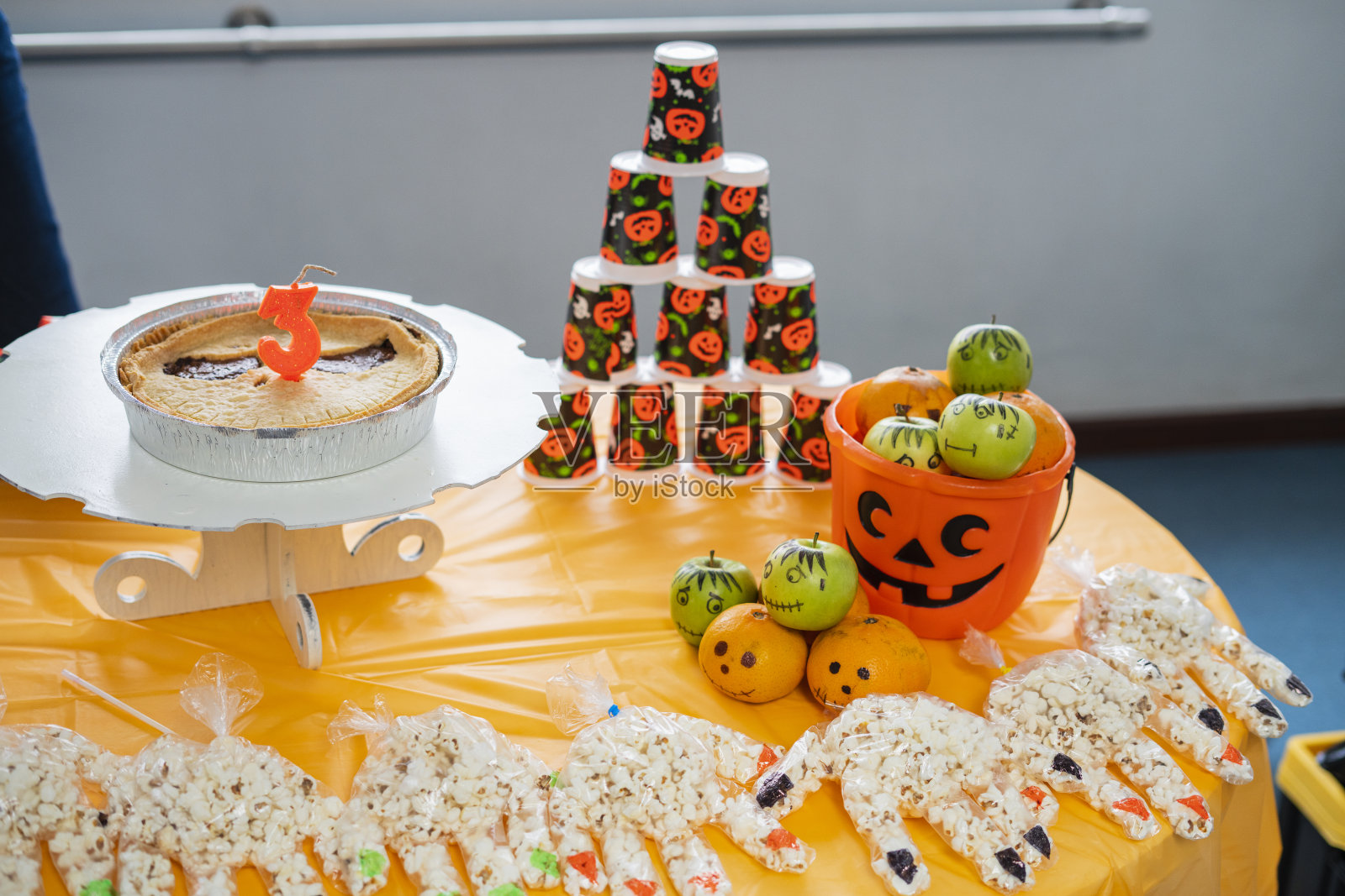 三岁孩子聚会的万圣节装饰照片摄影图片