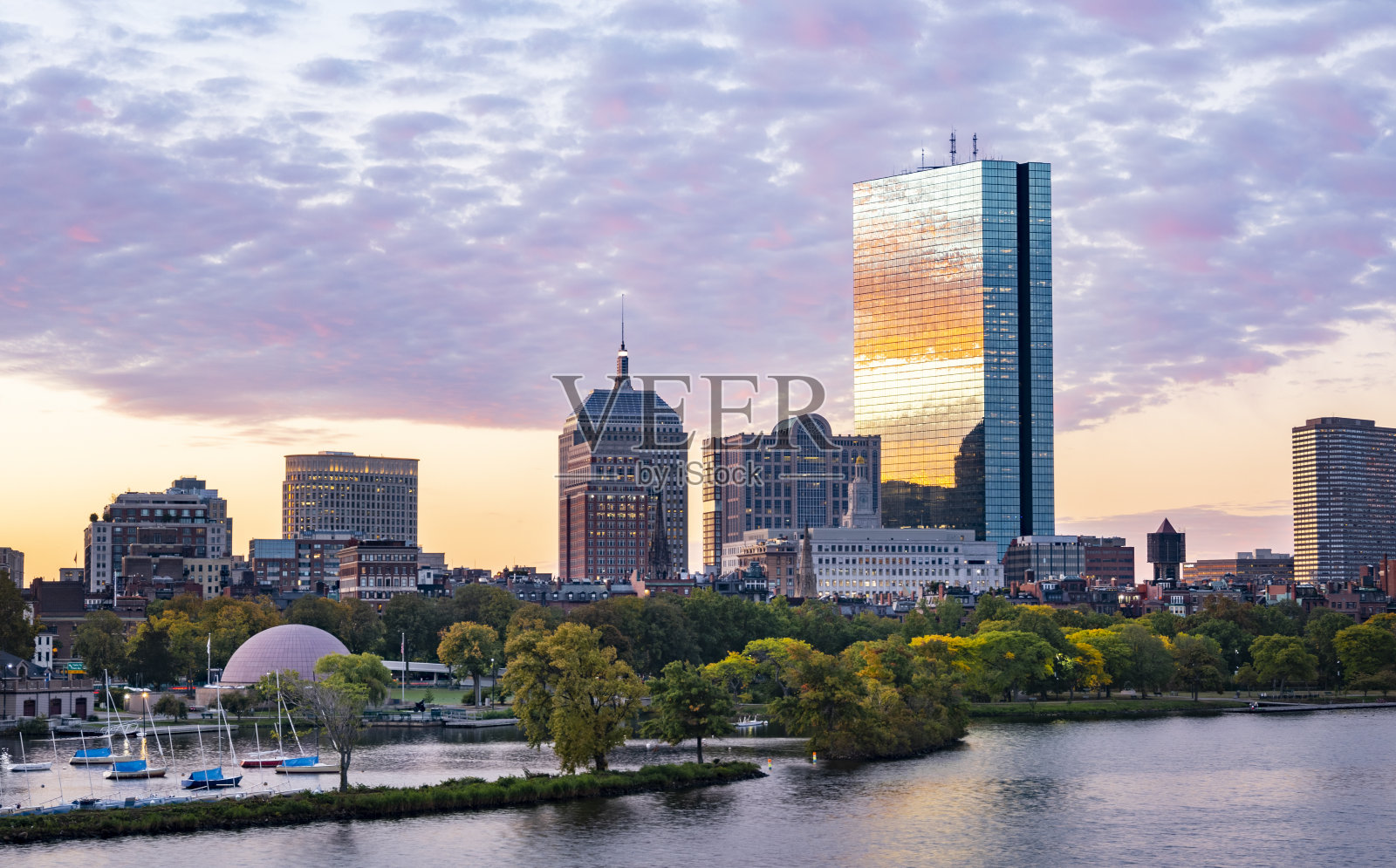 波士顿灯塔山和后湾天际线和查尔斯河在黎明，马萨诸塞州，美国照片摄影图片