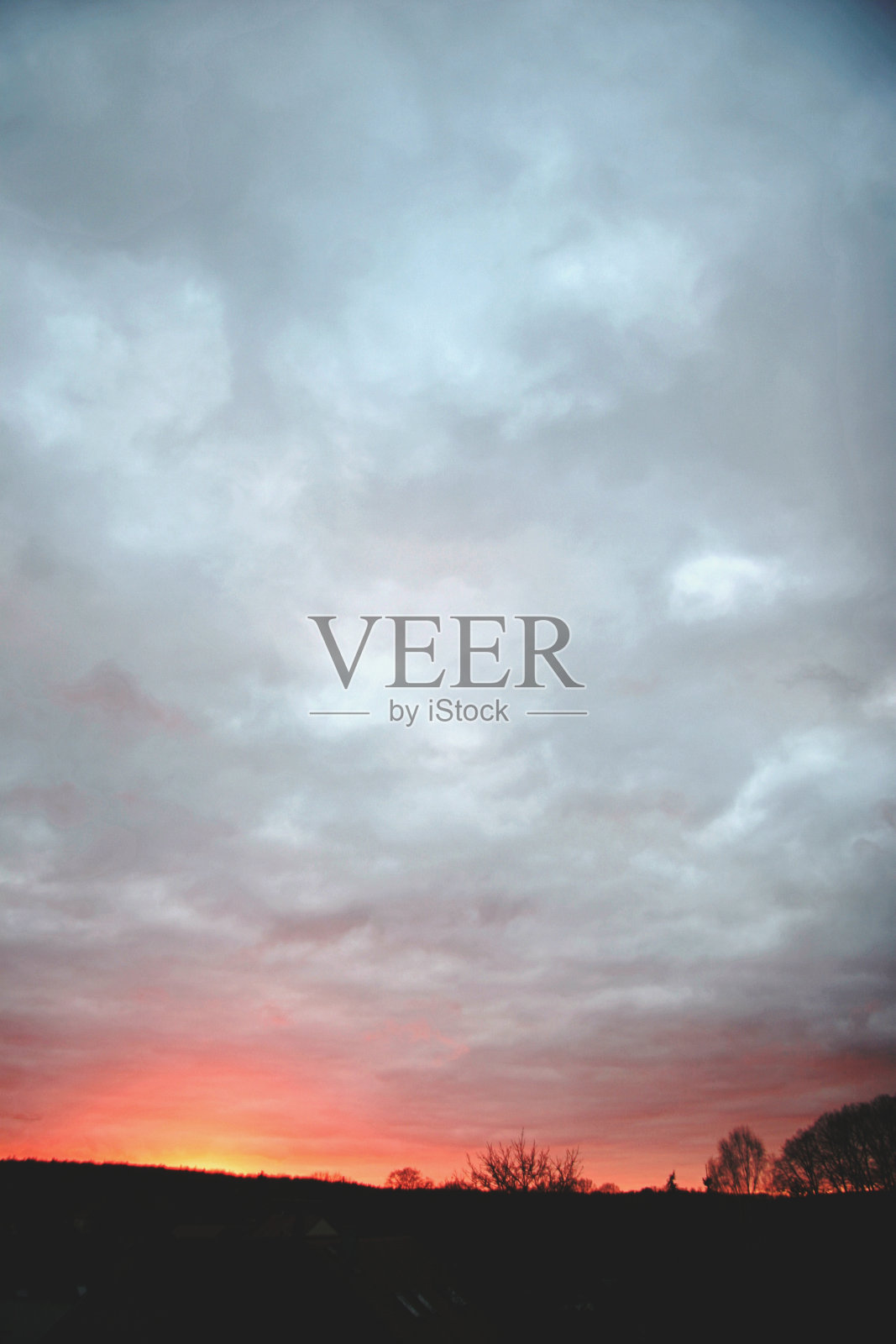 乌云覆盖的天空下的日落照片摄影图片