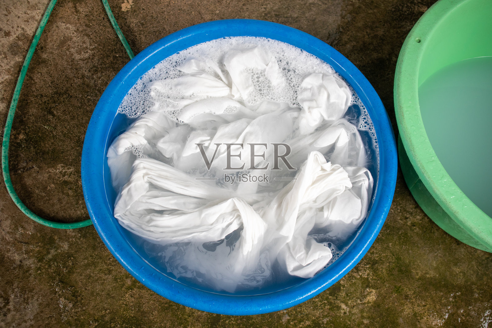 在盆里浸泡一块干净的白布照片摄影图片