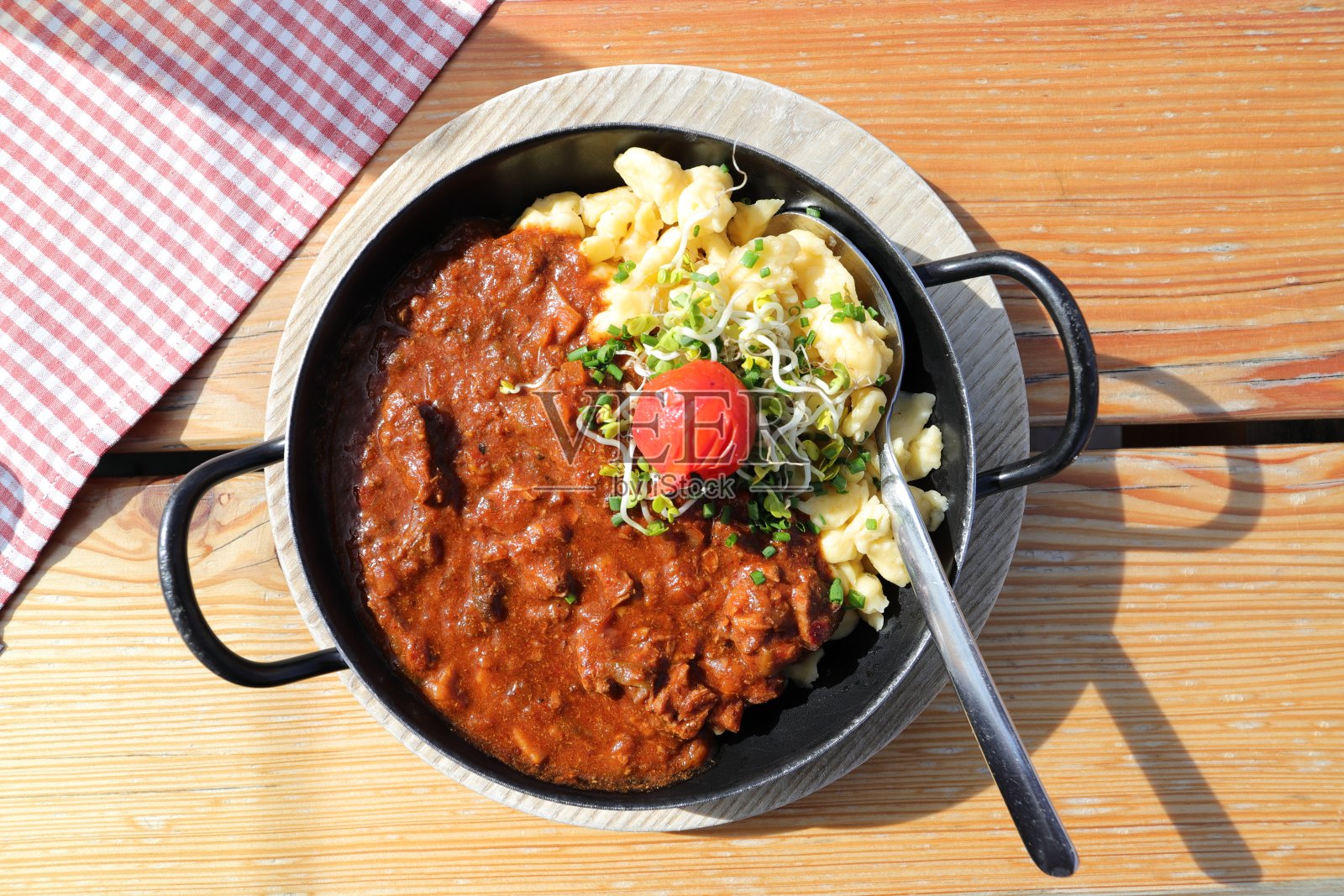 菜炖牛肉和鸡蛋面疙瘩照片摄影图片