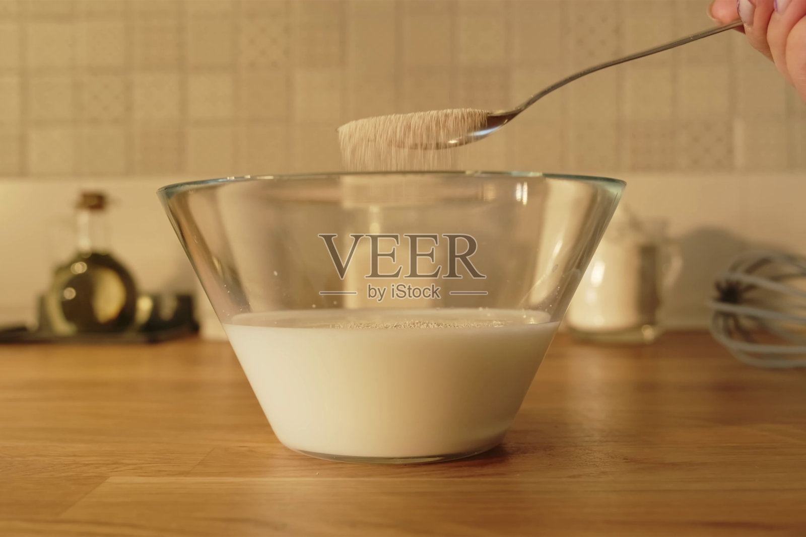 制作面包的过程面粉。鸡蛋。巧克力。颤抖。面团牛奶。盐。照片摄影图片