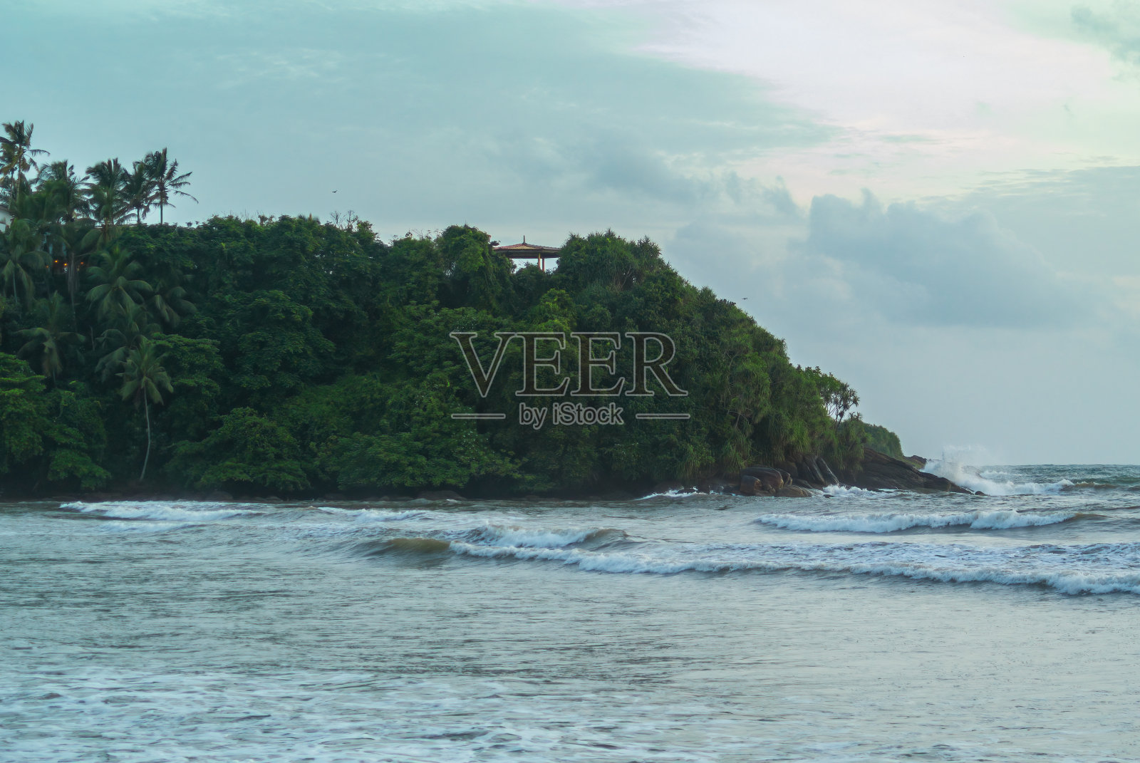 海滩夜景的山丘和山上的建筑照片摄影图片