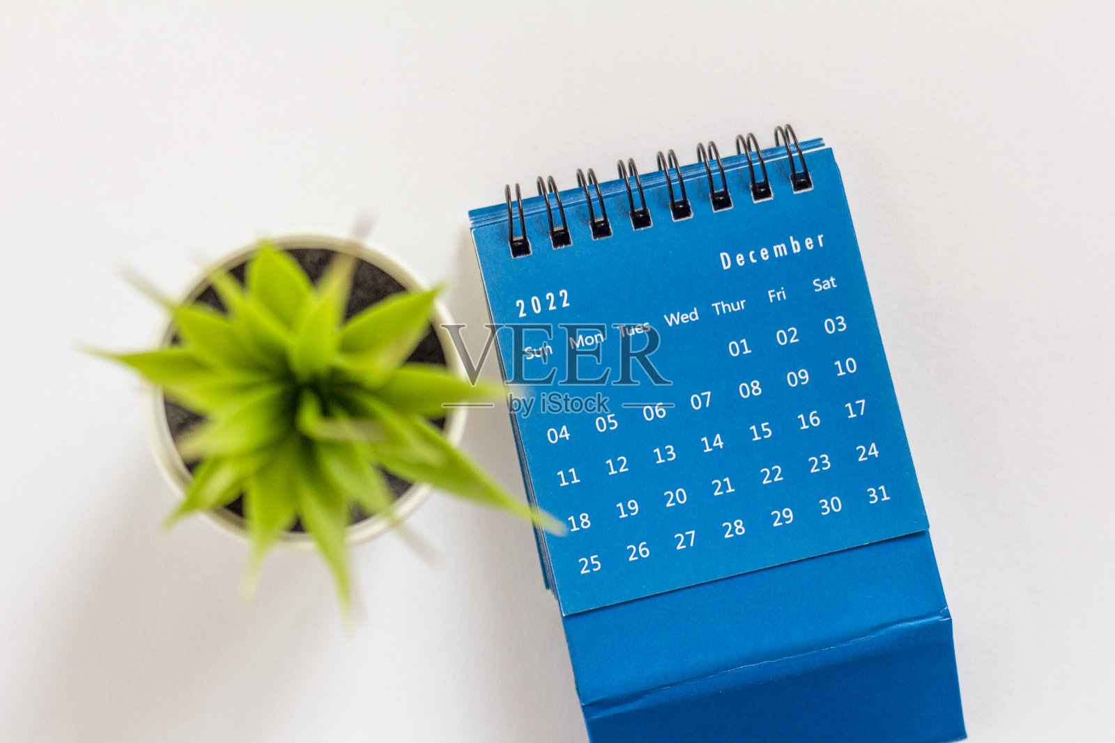 你好,12月。桌面日历为2022年12月在一个浅背景。照片摄影图片