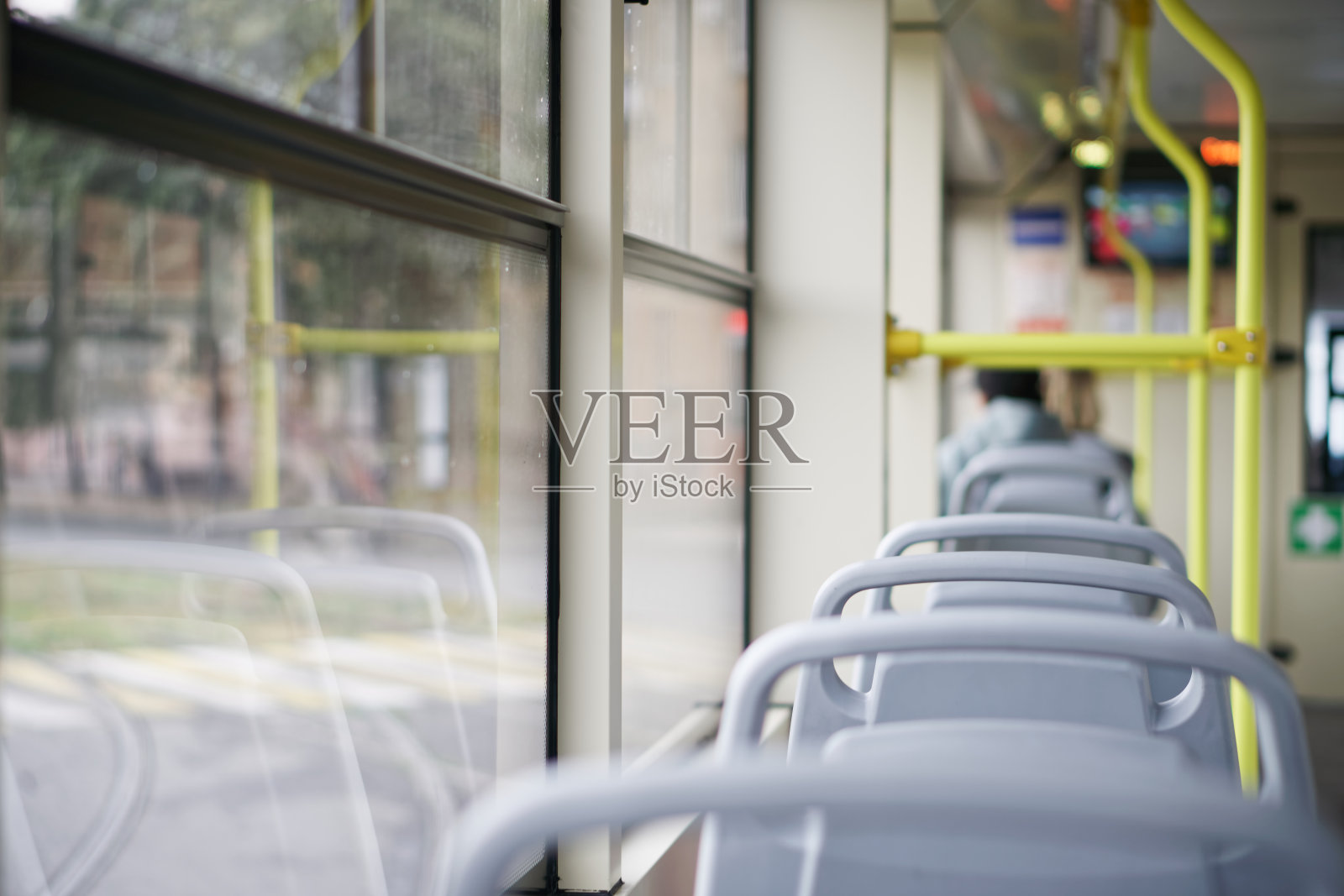 穿过城市的有轨电车、无轨电车或公共汽车的空车厢。在视图中。有选择性的重点。小的锐化区域。照片摄影图片