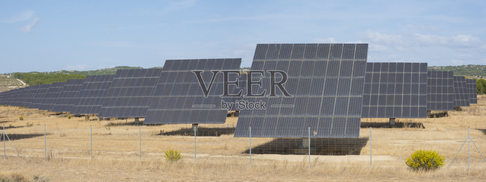 太阳能电池板和可再生能源农场照片摄影图片