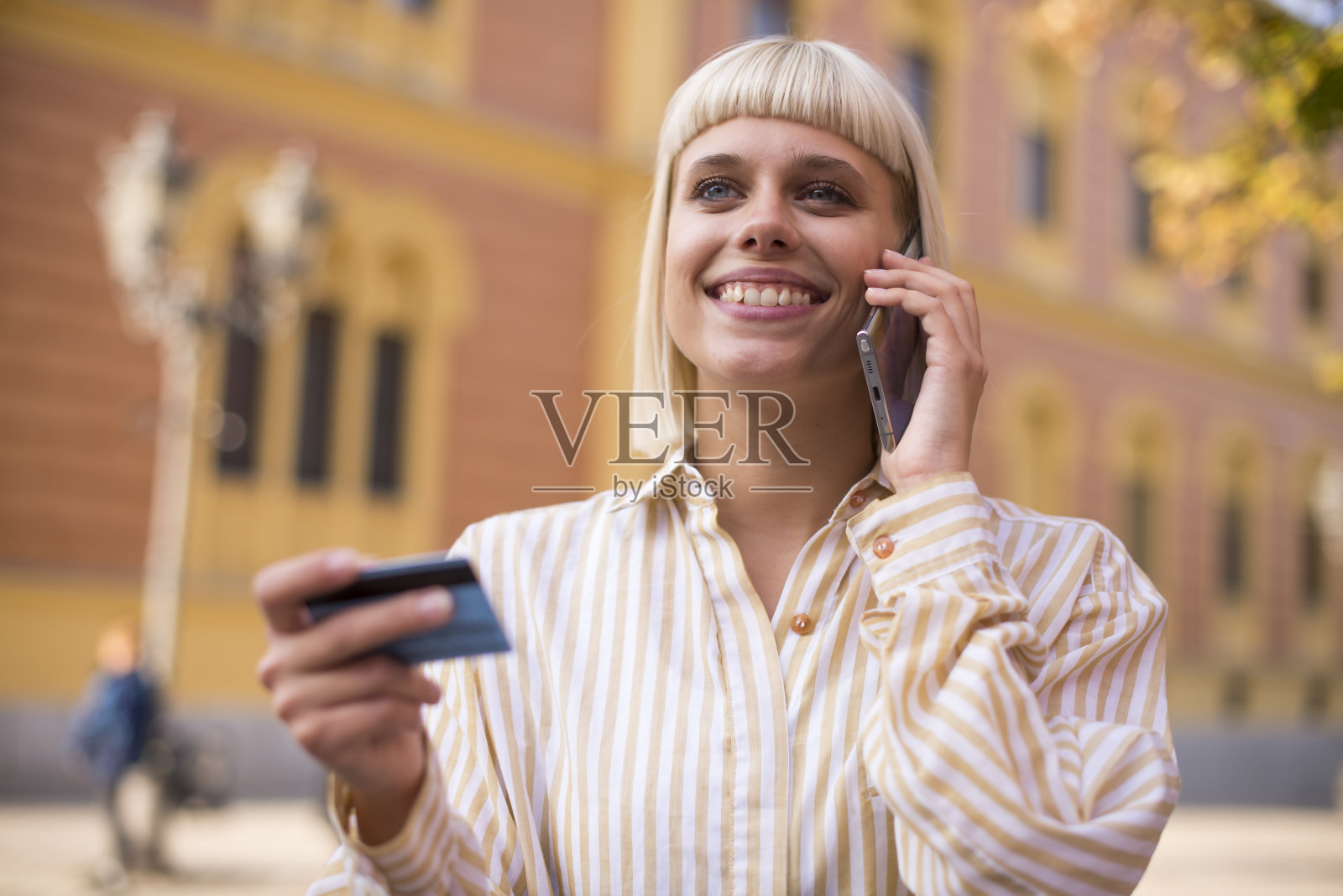 一位女士用她的信用卡在网上购买库存照片照片摄影图片