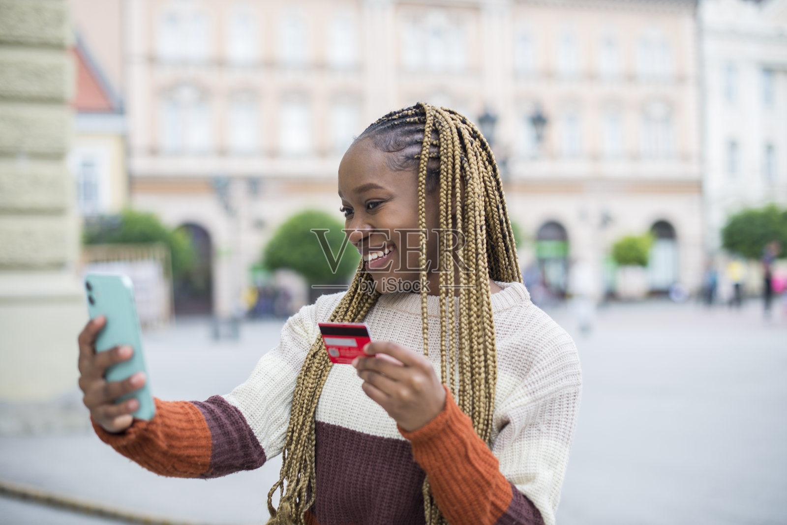 一位女士用她的信用卡在网上购买库存照片照片摄影图片