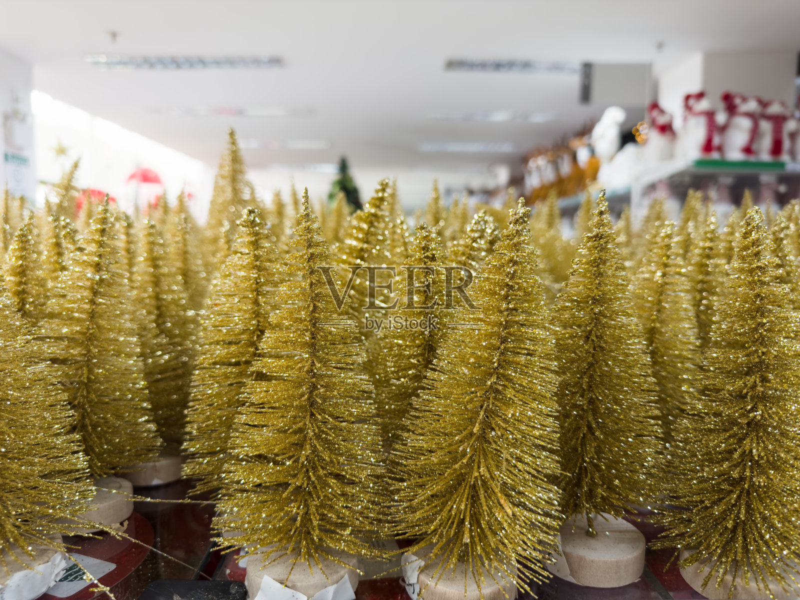 商店里的圣诞小玩意和装饰品。庆祝圣诞老人的到来，要与圣诞树、彩灯和彩球一起使用照片摄影图片