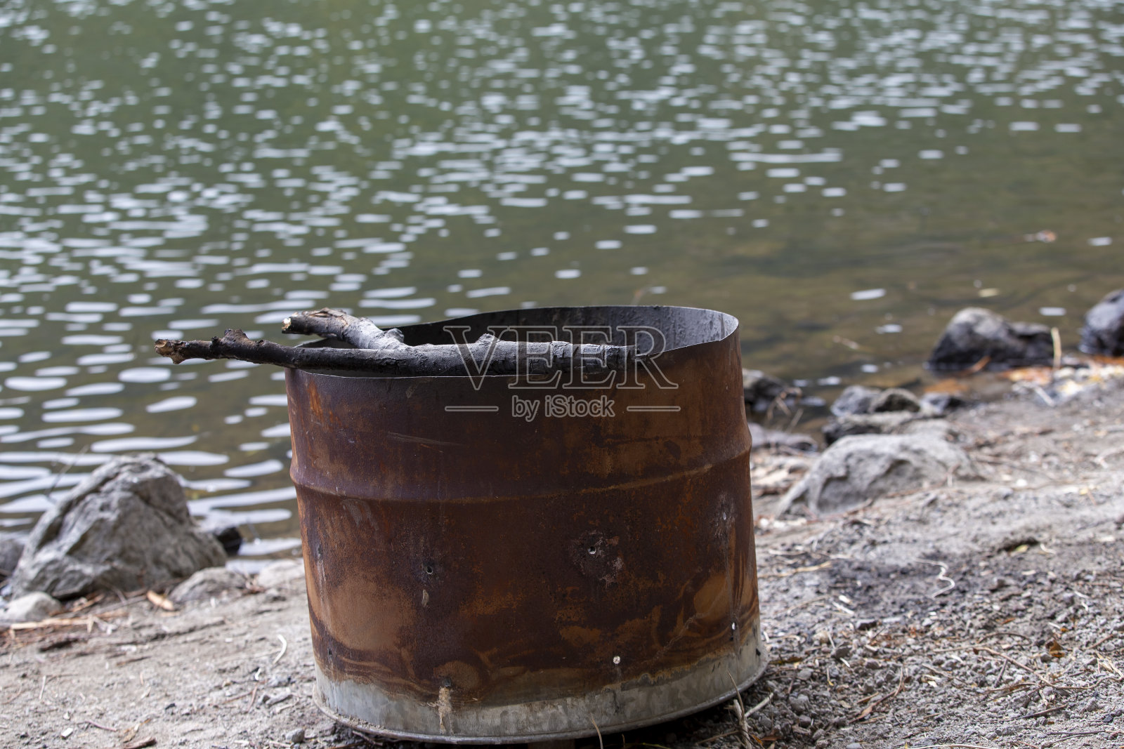 露天的消防桶。照片摄影图片